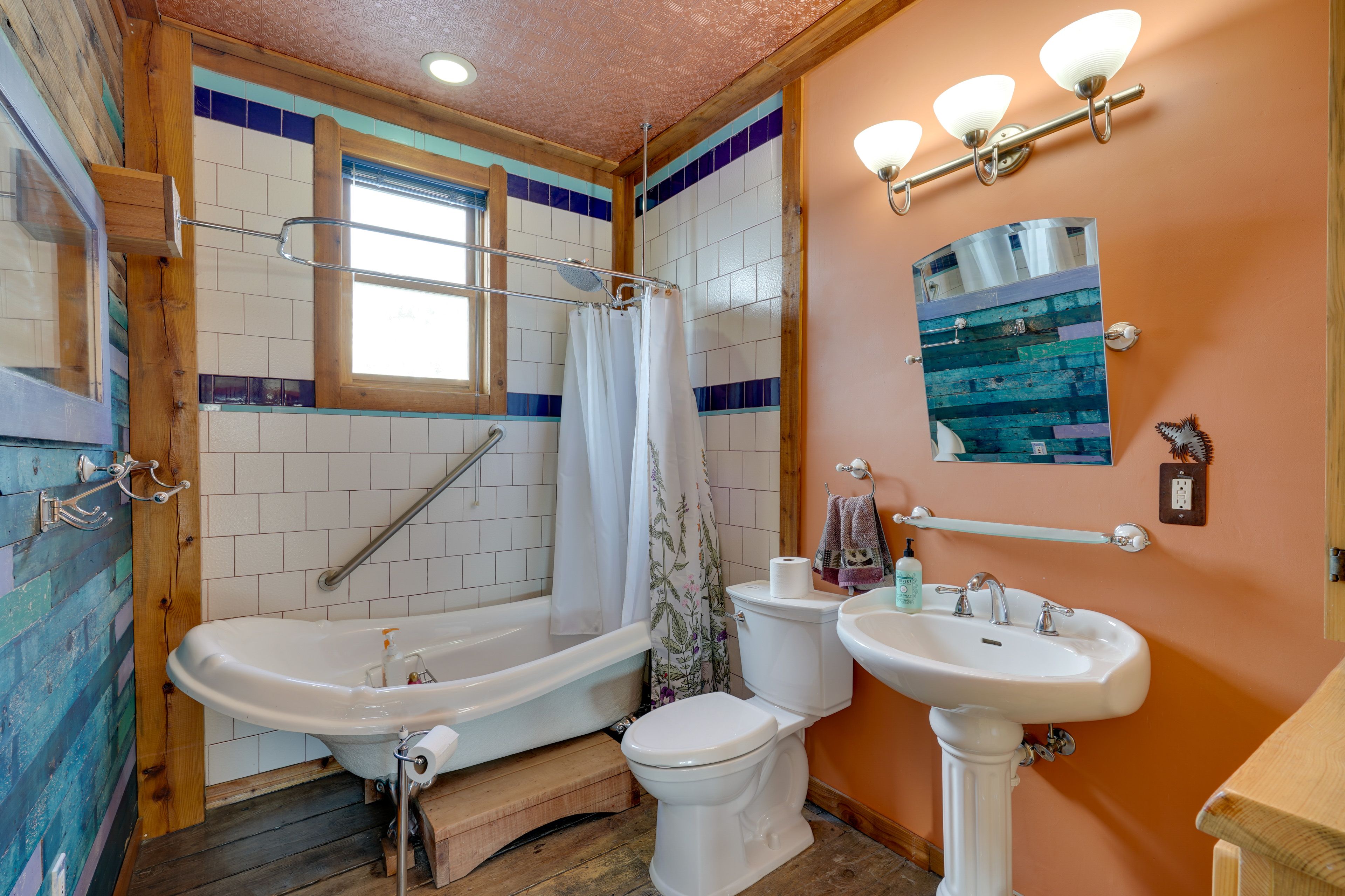 Full Bathroom | Complimentary Toiletries