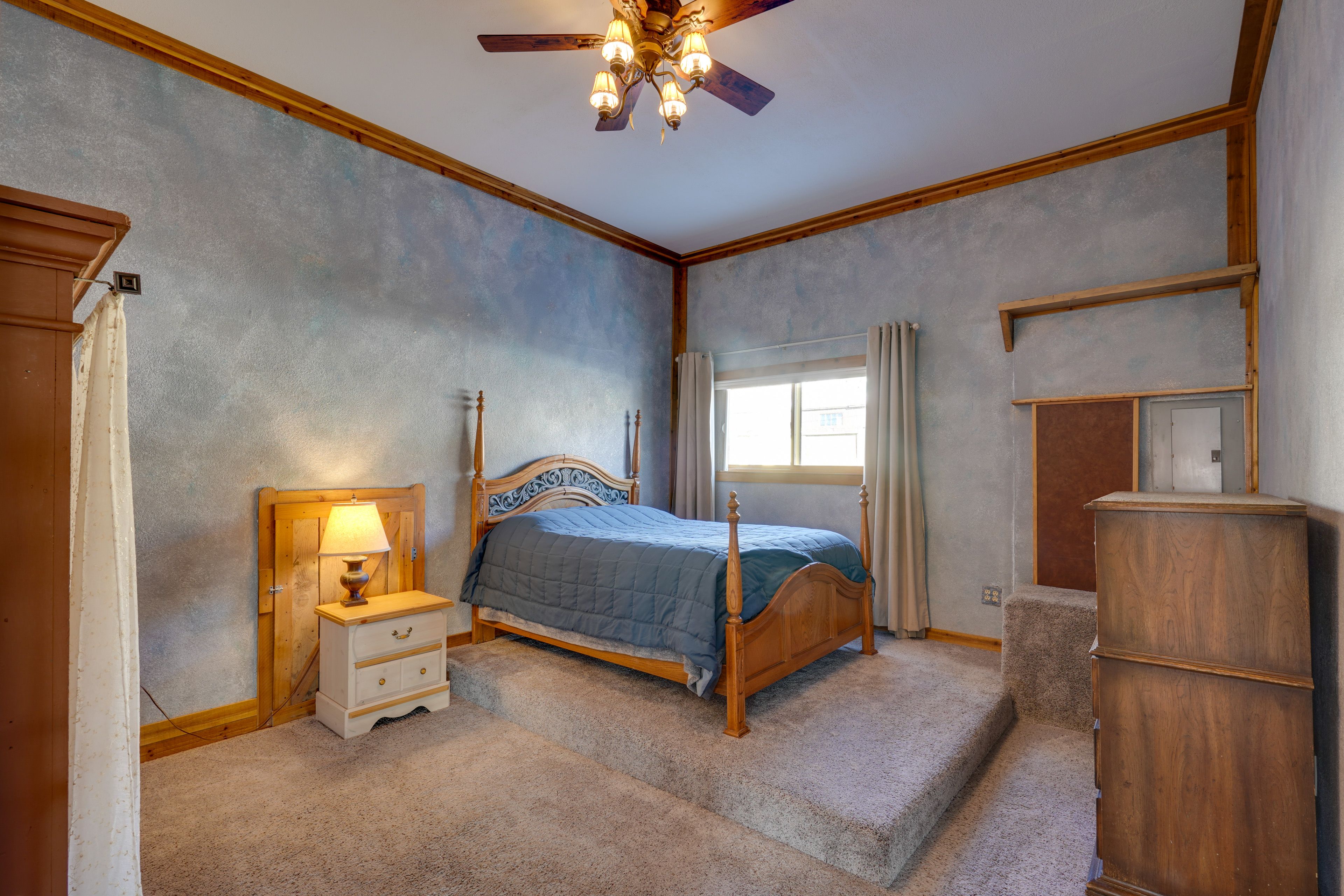 Bedroom | Queen Bed | Linens & Towels | 1 Step to Access