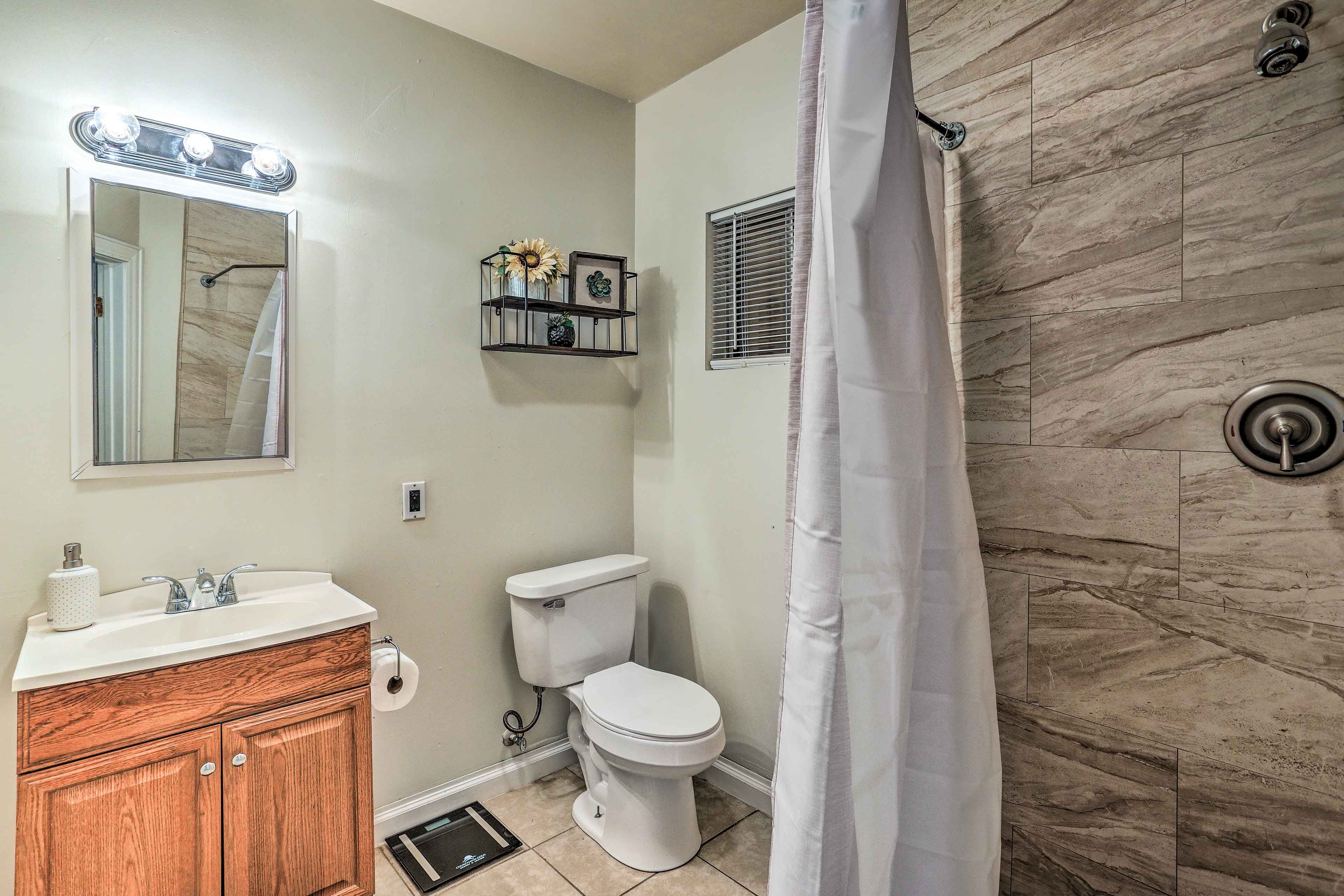 Full Bathroom | Complimentary Toiletries | Towels Provided