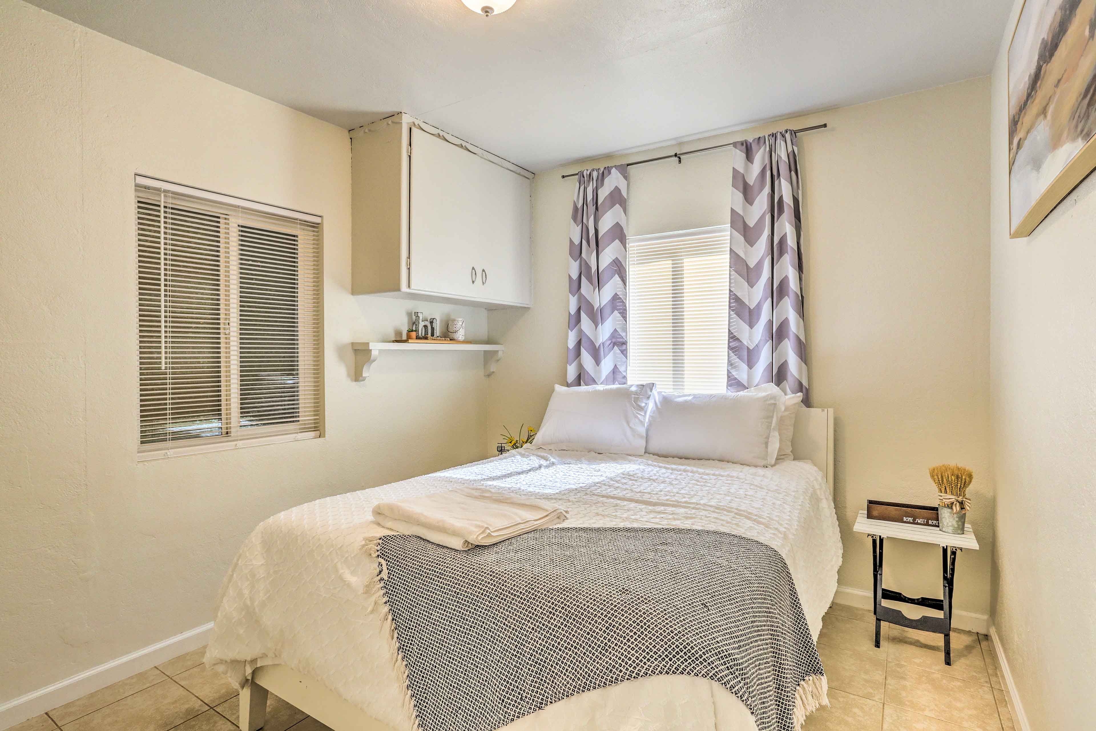 Bedroom 1 | Queen Bed