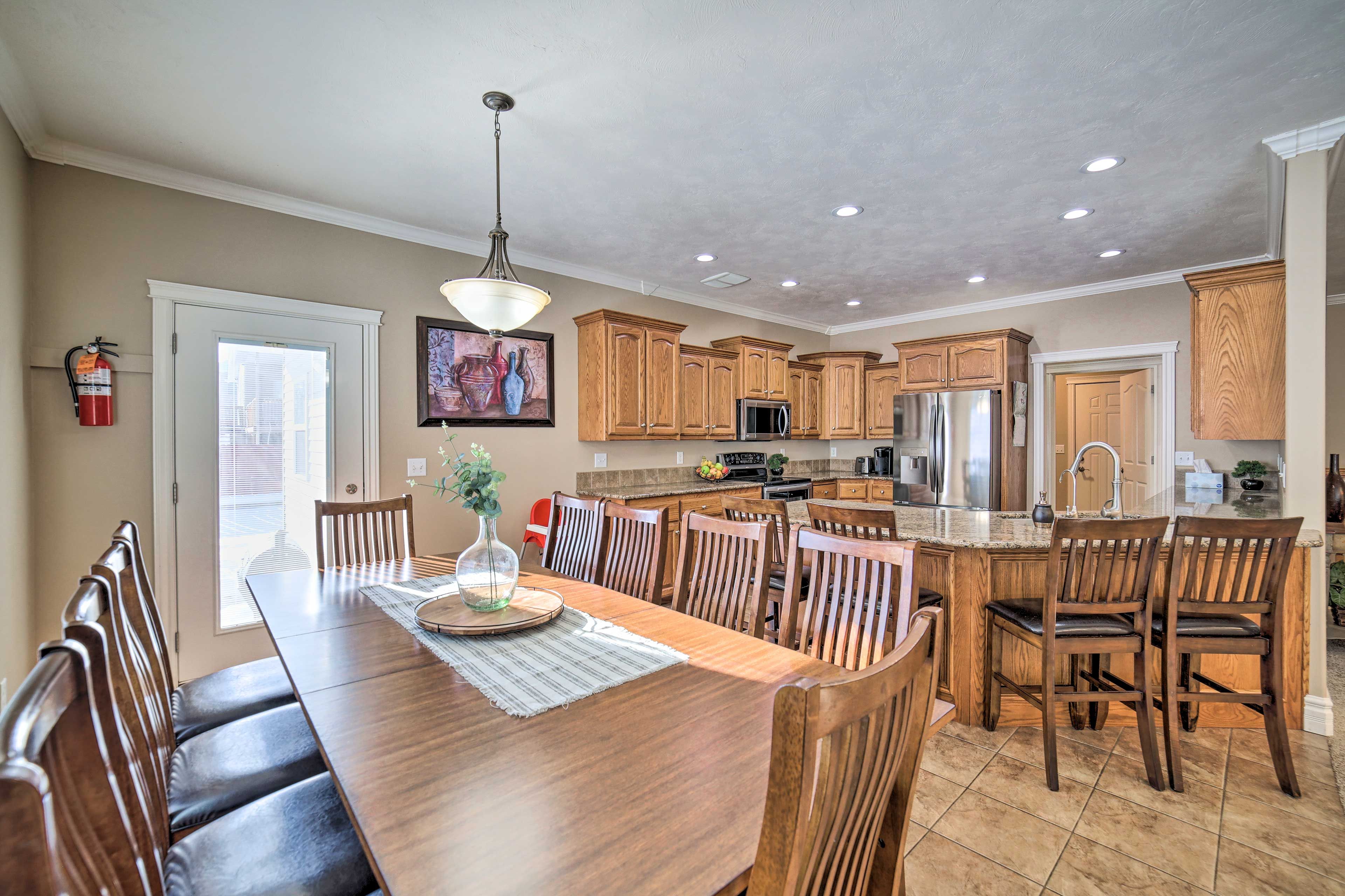 Dining Area | Dishes & Flatware Provided