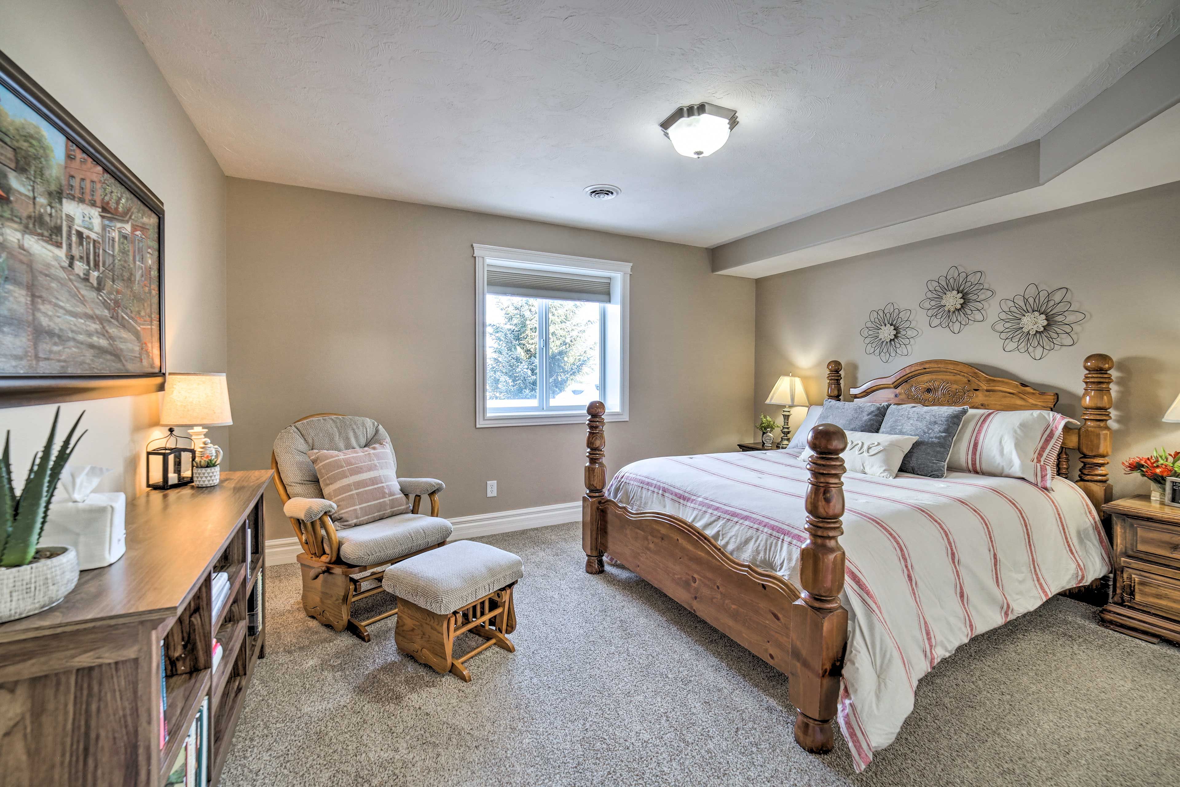 Bedroom 6 | Queen Bed | Basement