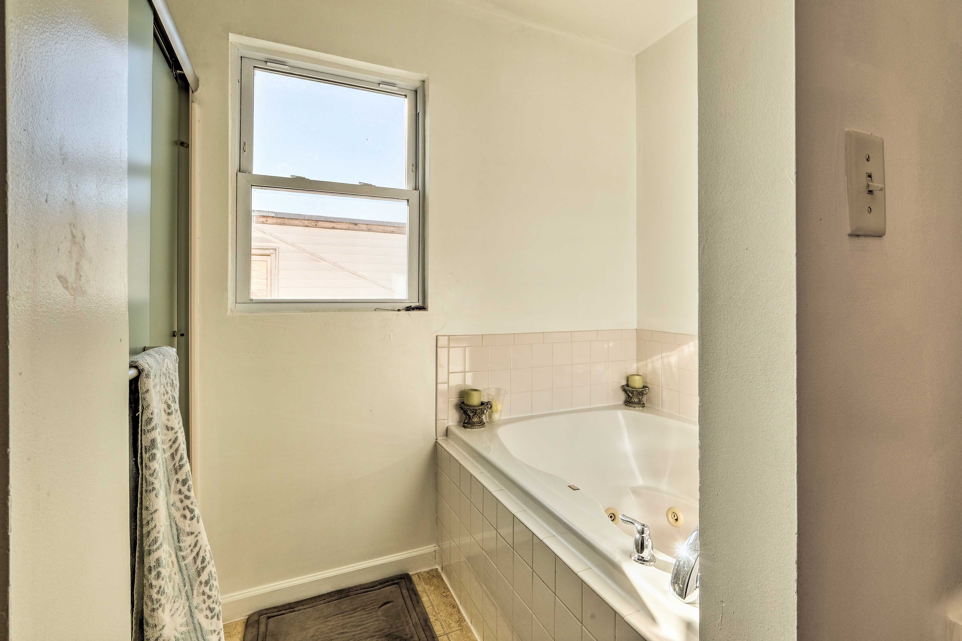 Full Bathroom | Towels Provided