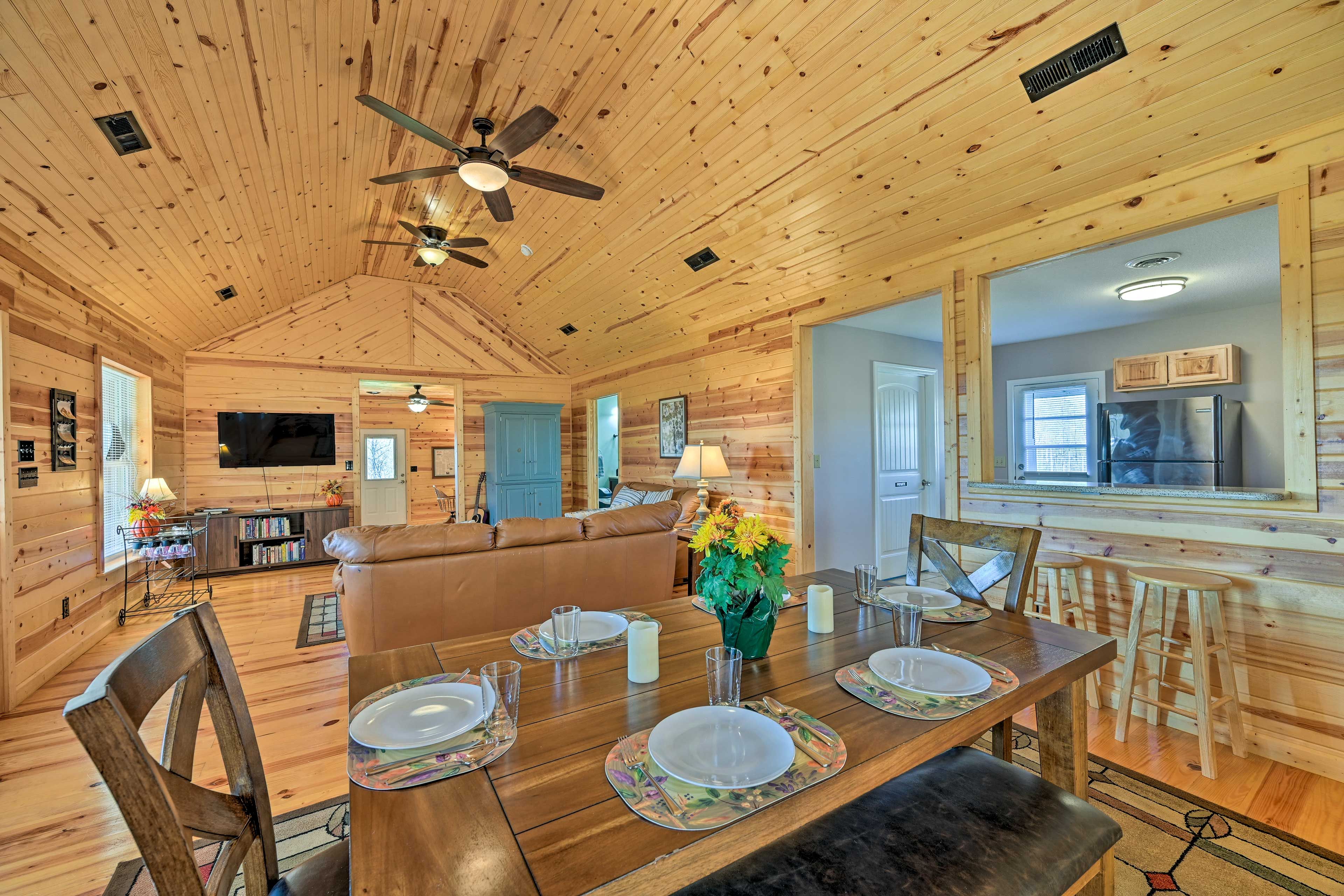 Dining Area | Dishware & Flatware Provided