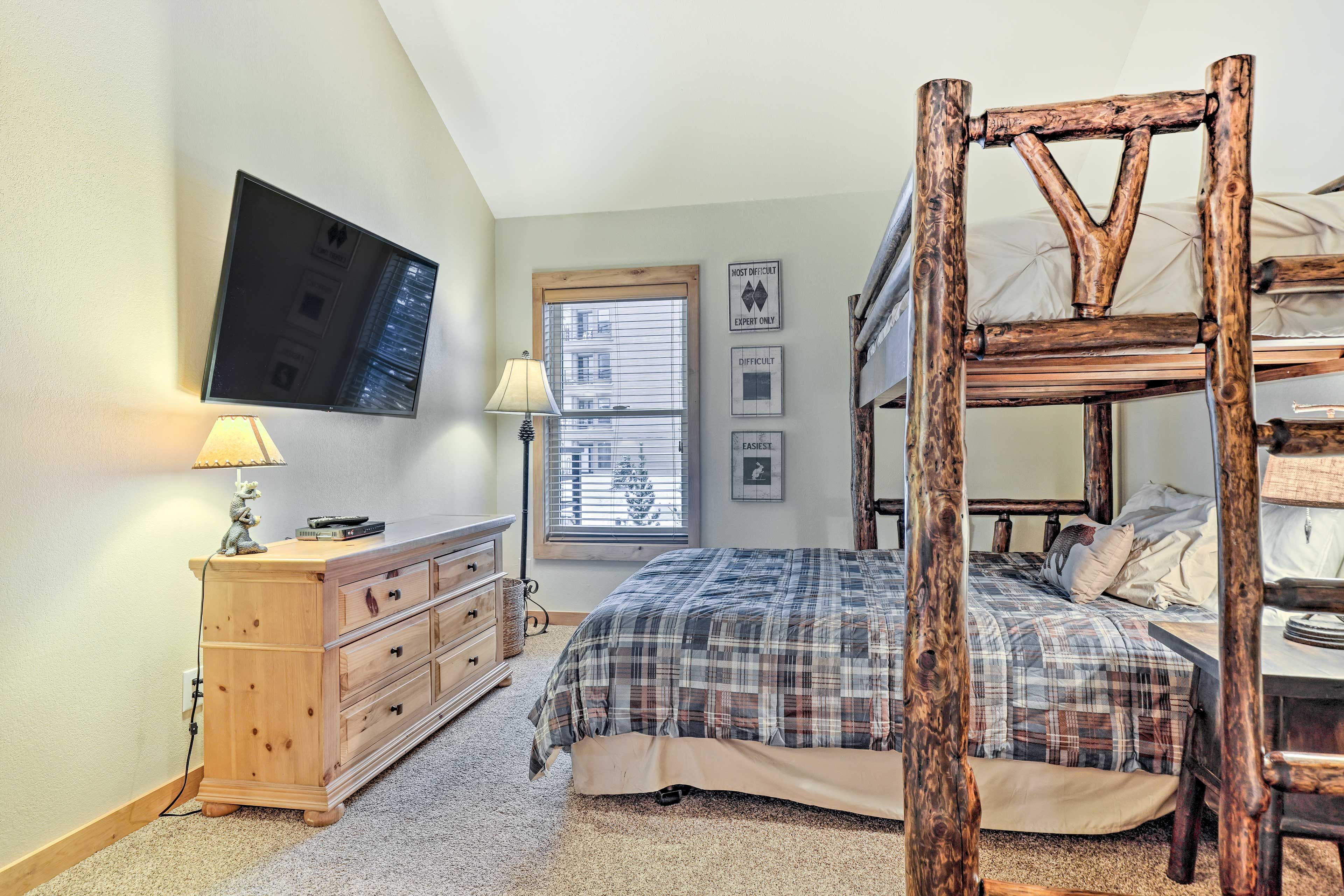 Bedroom 2 | Twin/Queen Bunk Bed | 2 Twin Air Mattresses | 1st Floor | Smart TV