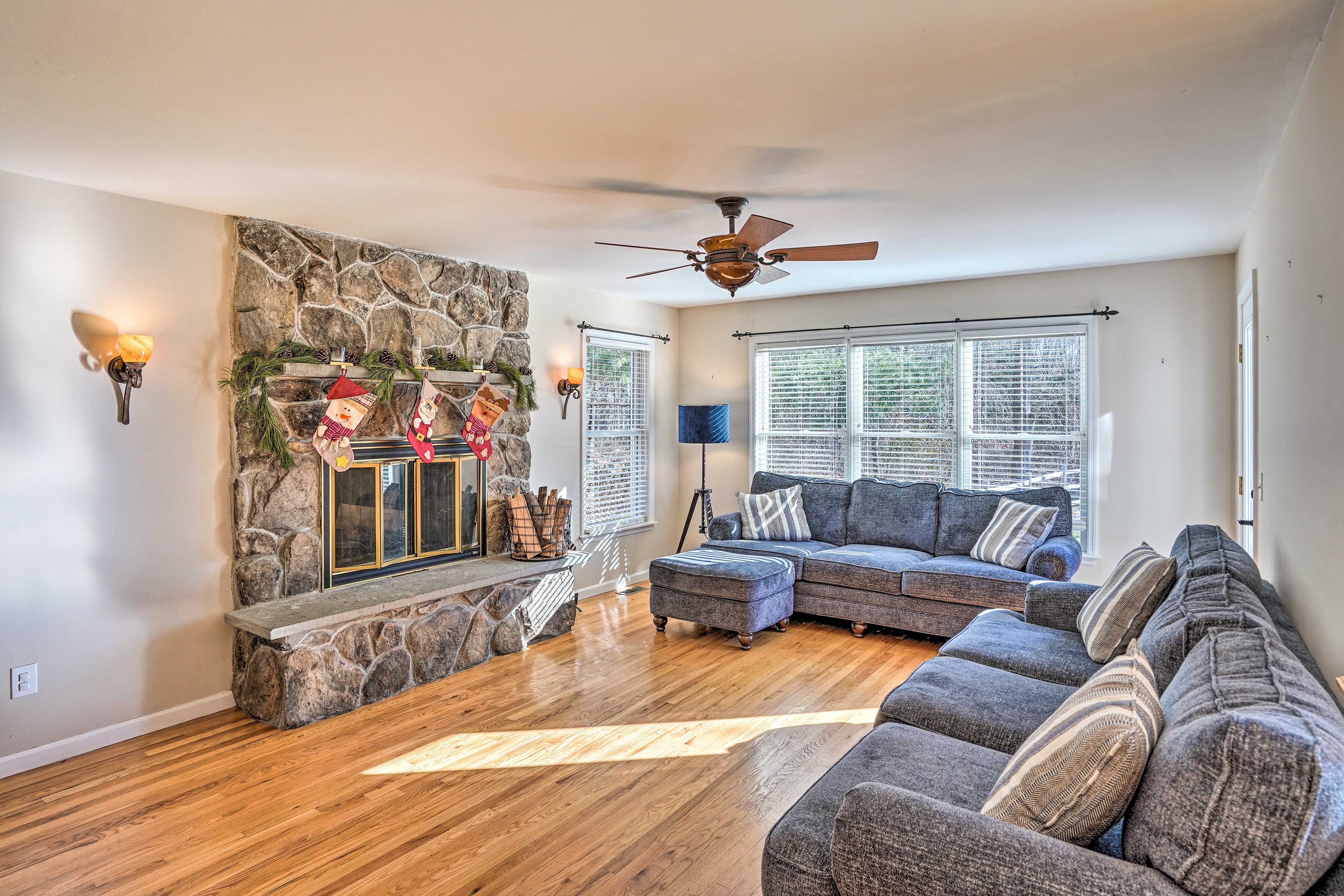 Living Room | Smart TV | Fireplace | Free WiFi | Central A/C & Heat