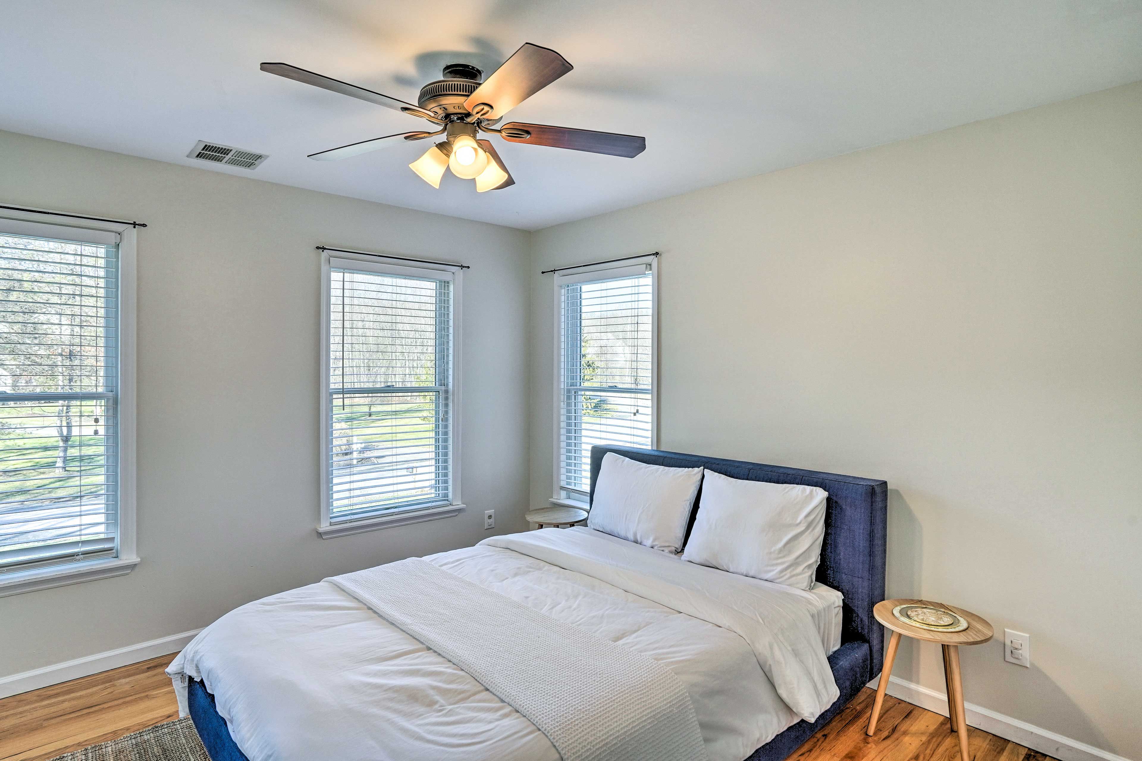 Bedroom 4 | Queen Bed