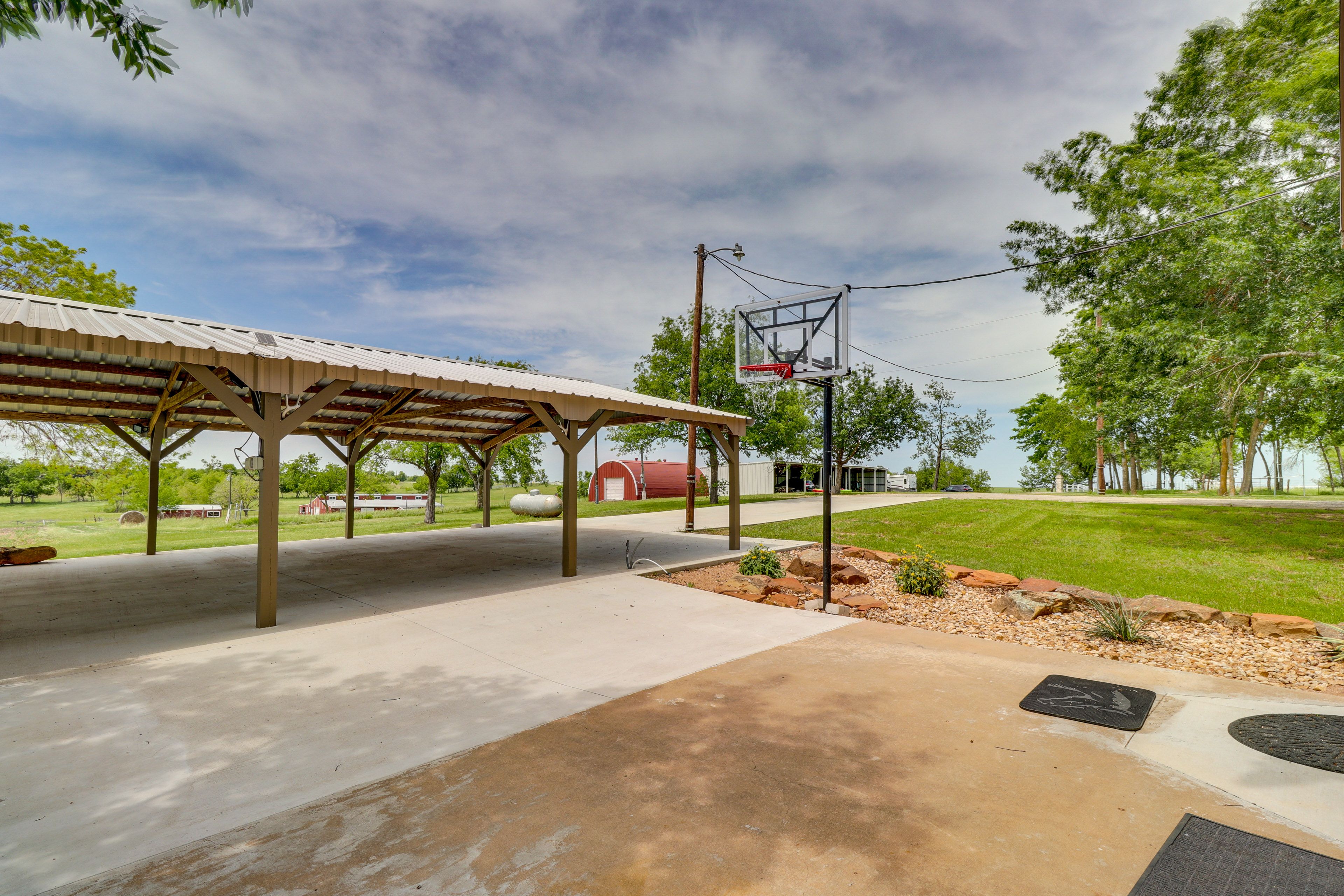 Covered Driveway (6 Vehicles)