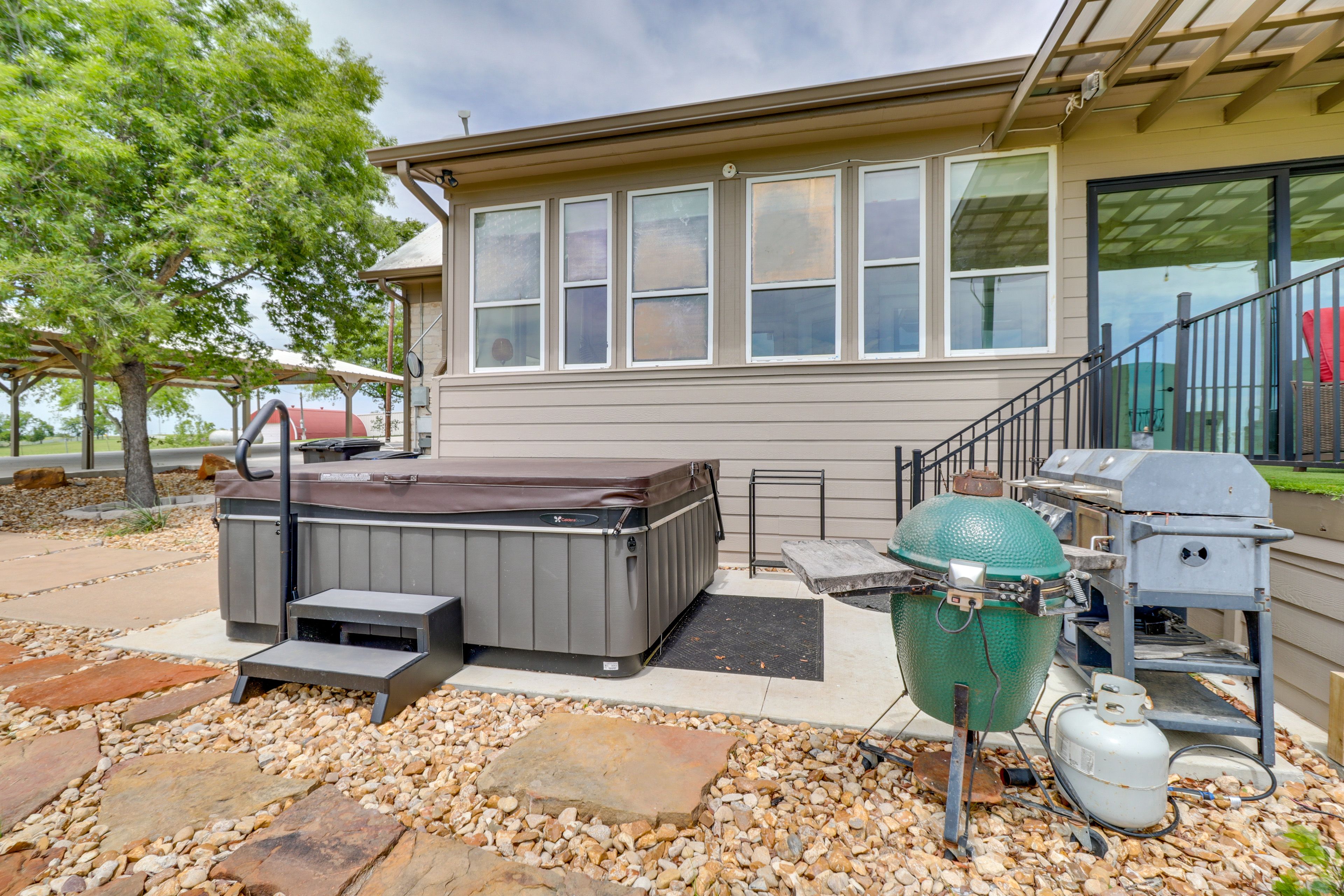 Private Patio w/ Hot Tub | Gas Grill | Charcoal Grill