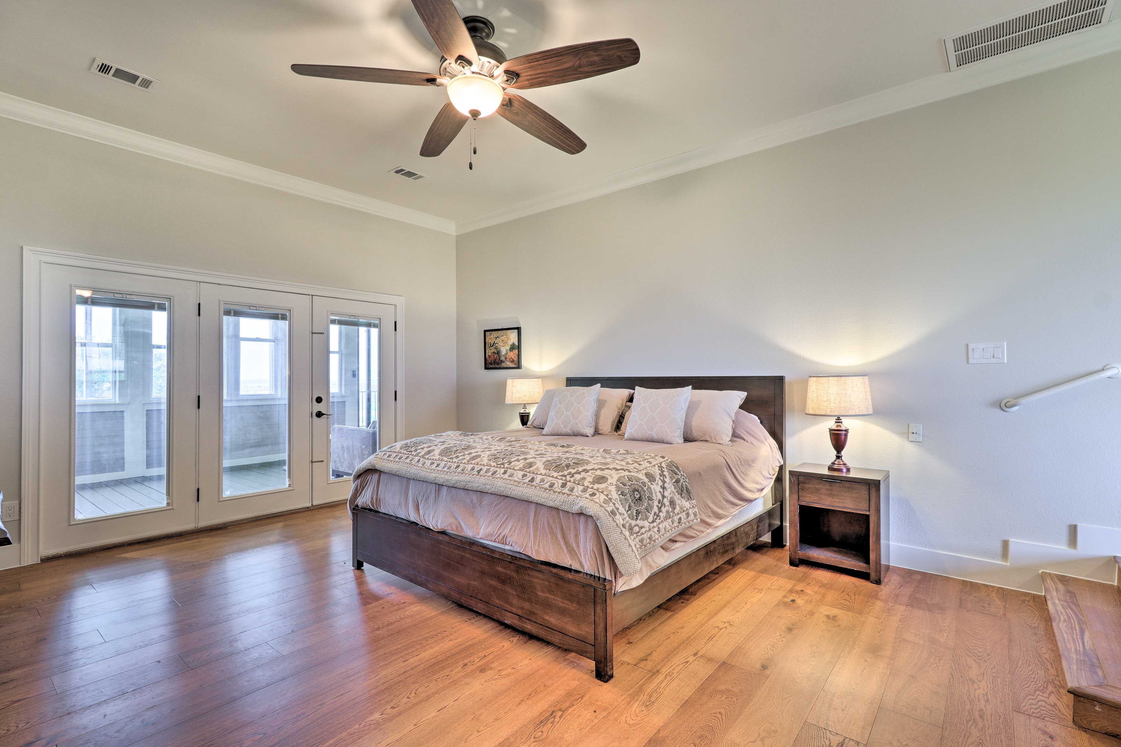 Bedroom 1 | King Bed | 1st Floor | Smart TV