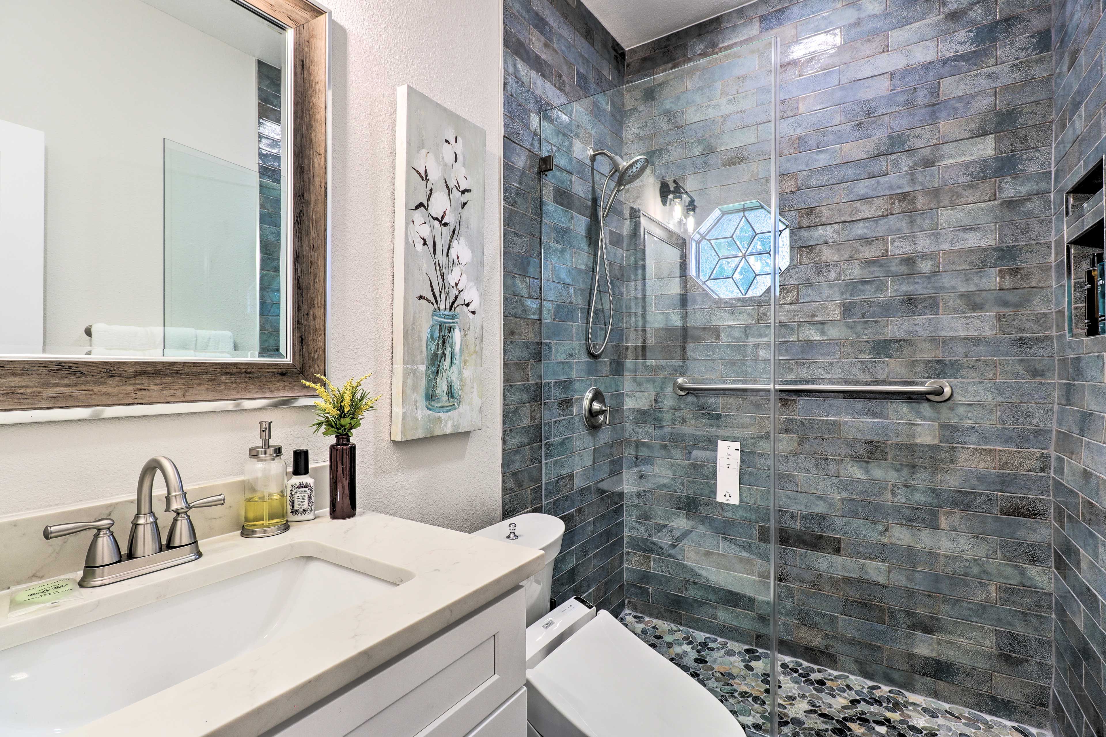 Full Bathroom | 1st Floor | Complimentary Toiletries | Towels Provided