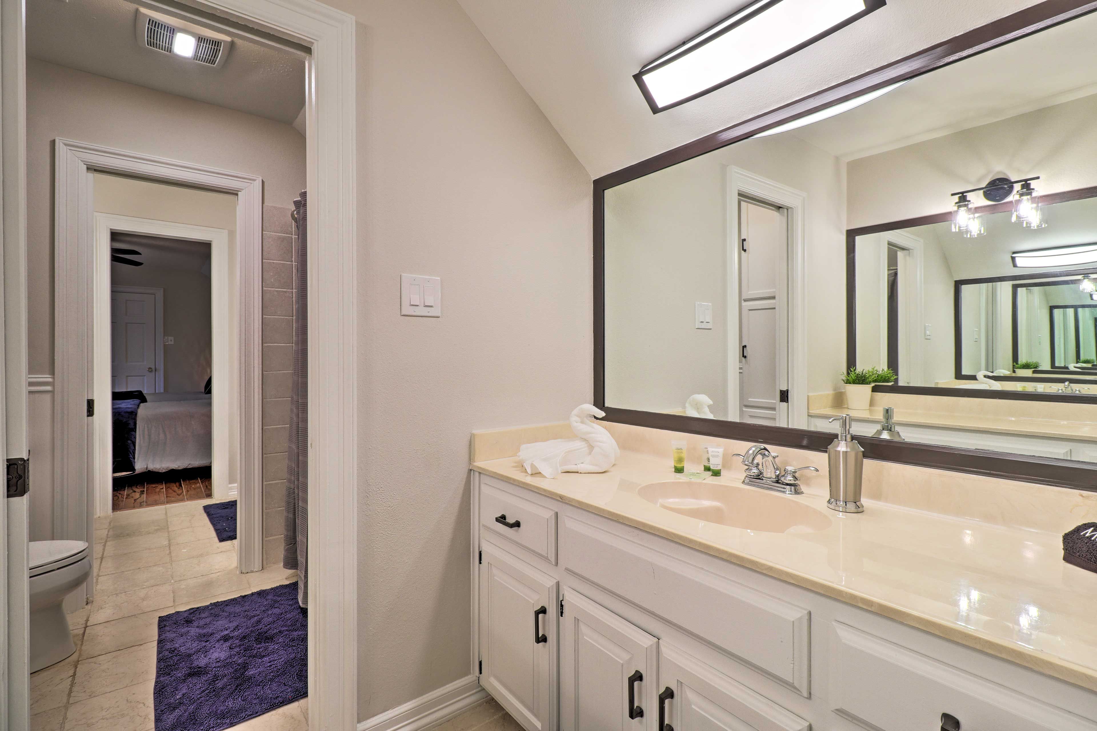 Jack & Jill Bathroom | 2nd Floor