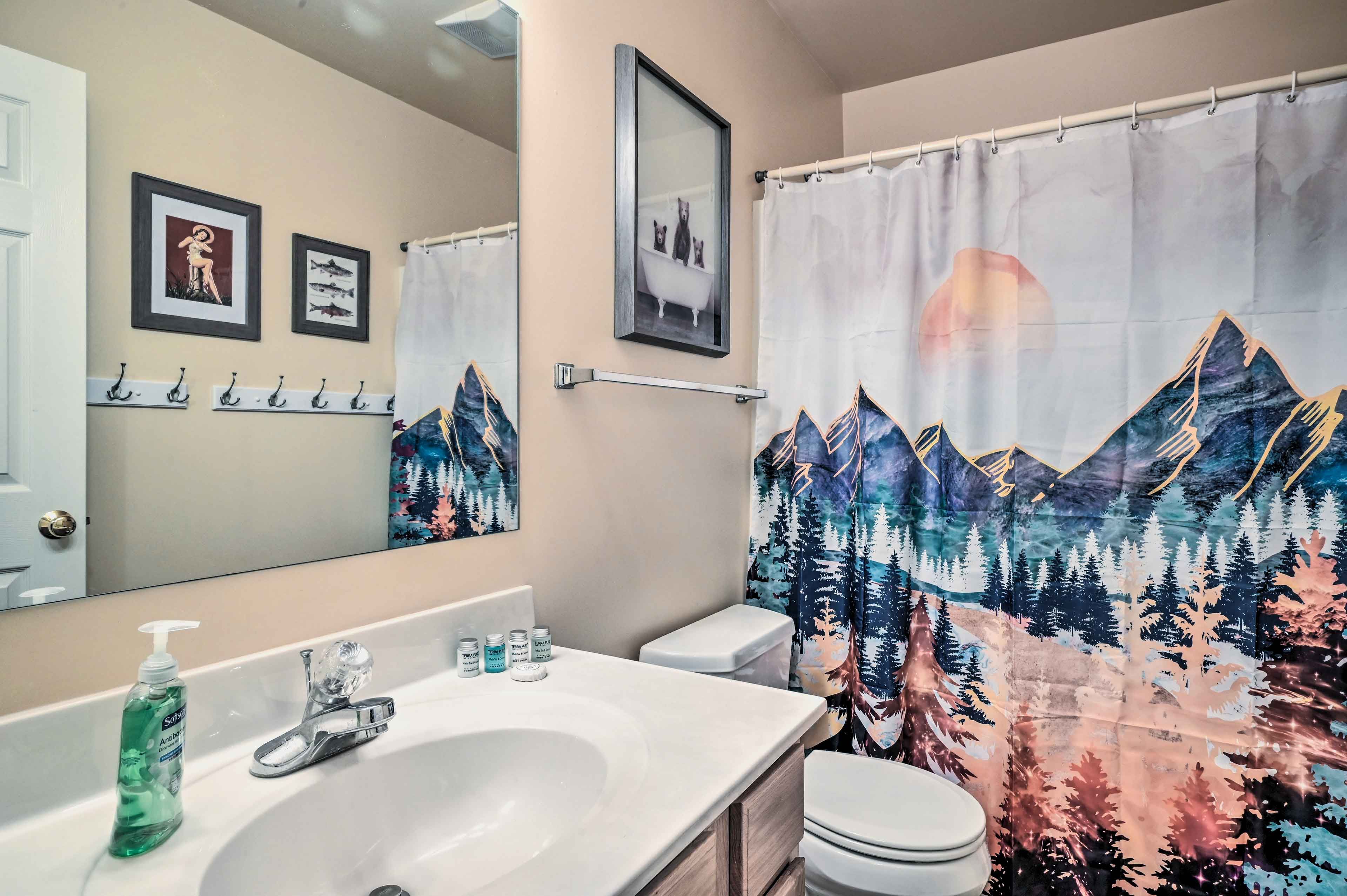 Full Bathroom | Lower Floor | Linens & Towels | Complimentary Toiletries