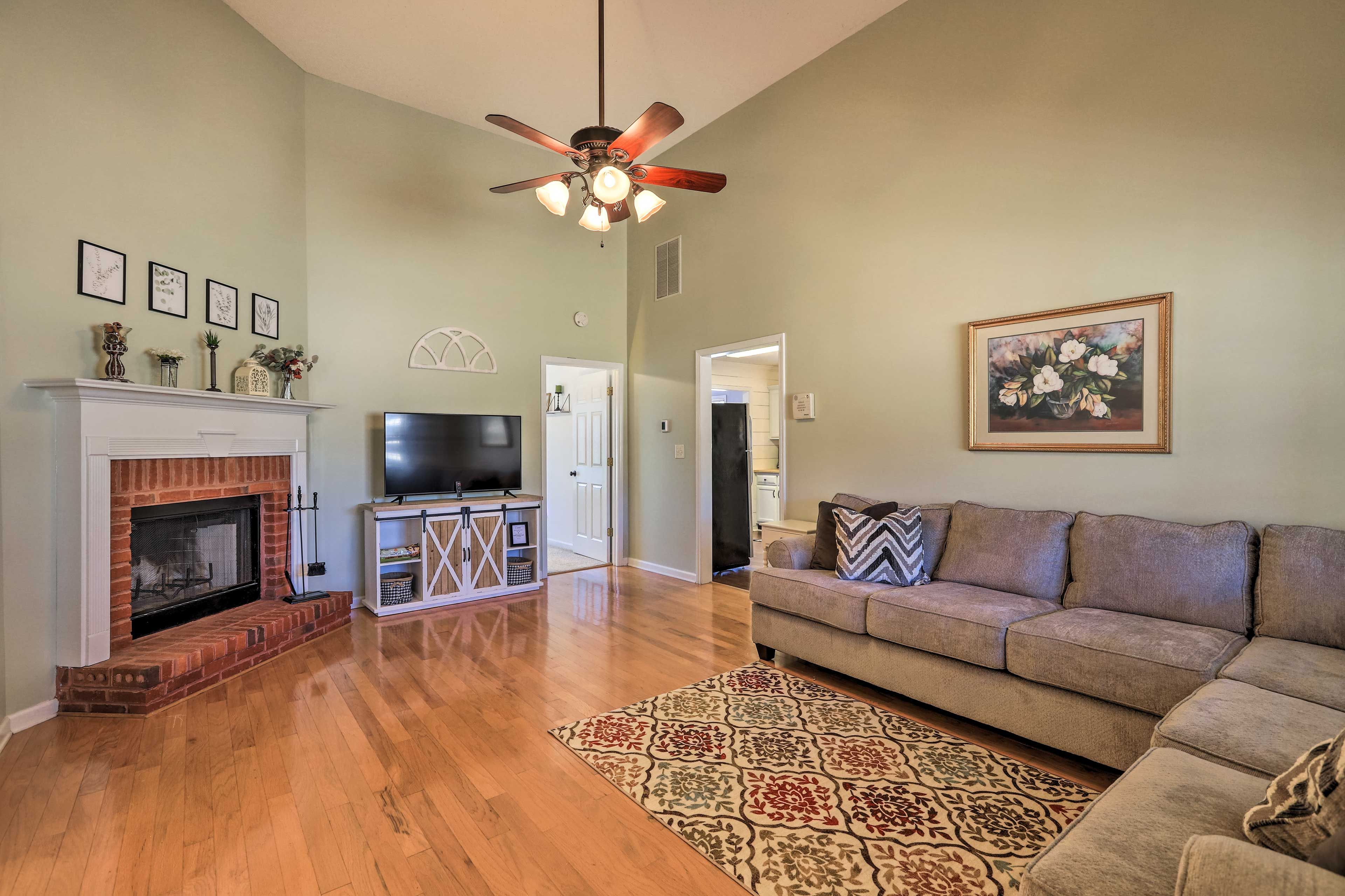 Living Room | Smart TV | Fireplace | Central Heating & Air Conditioning