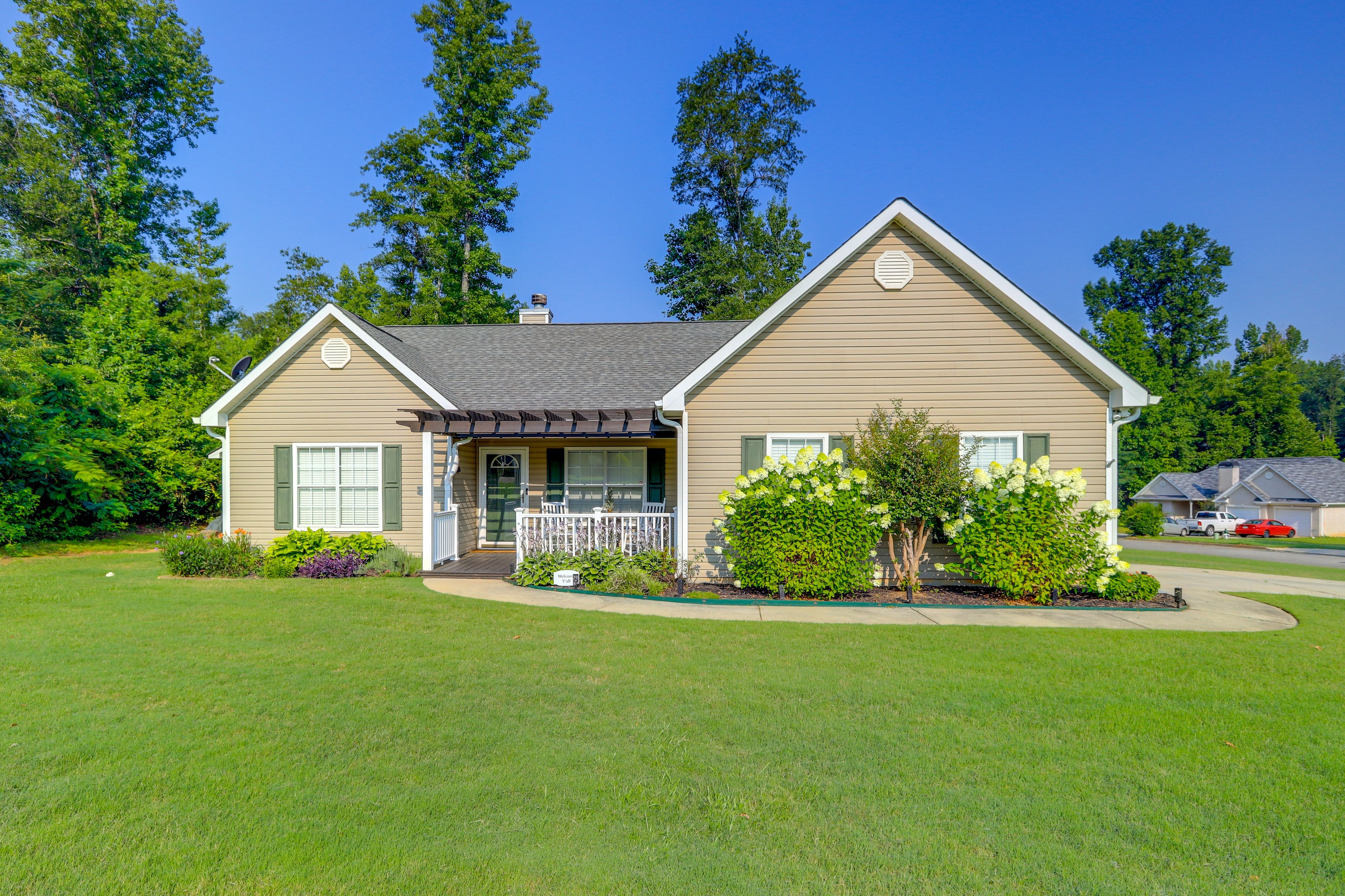 Newnan Vacation Rental | 3BR | 2BA | 1,820 Sq Ft | 1 Exterior Step Required