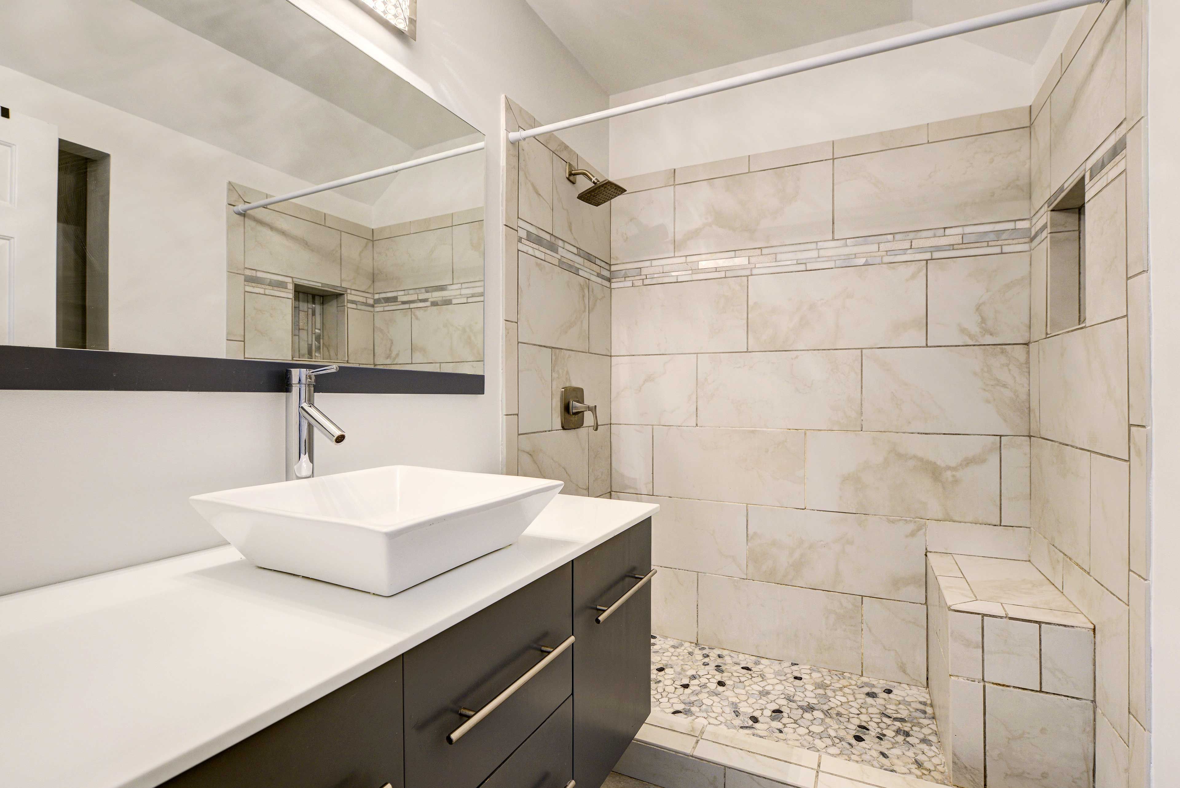 Full Bathroom | Towels Provided | Complimentary Toiletries