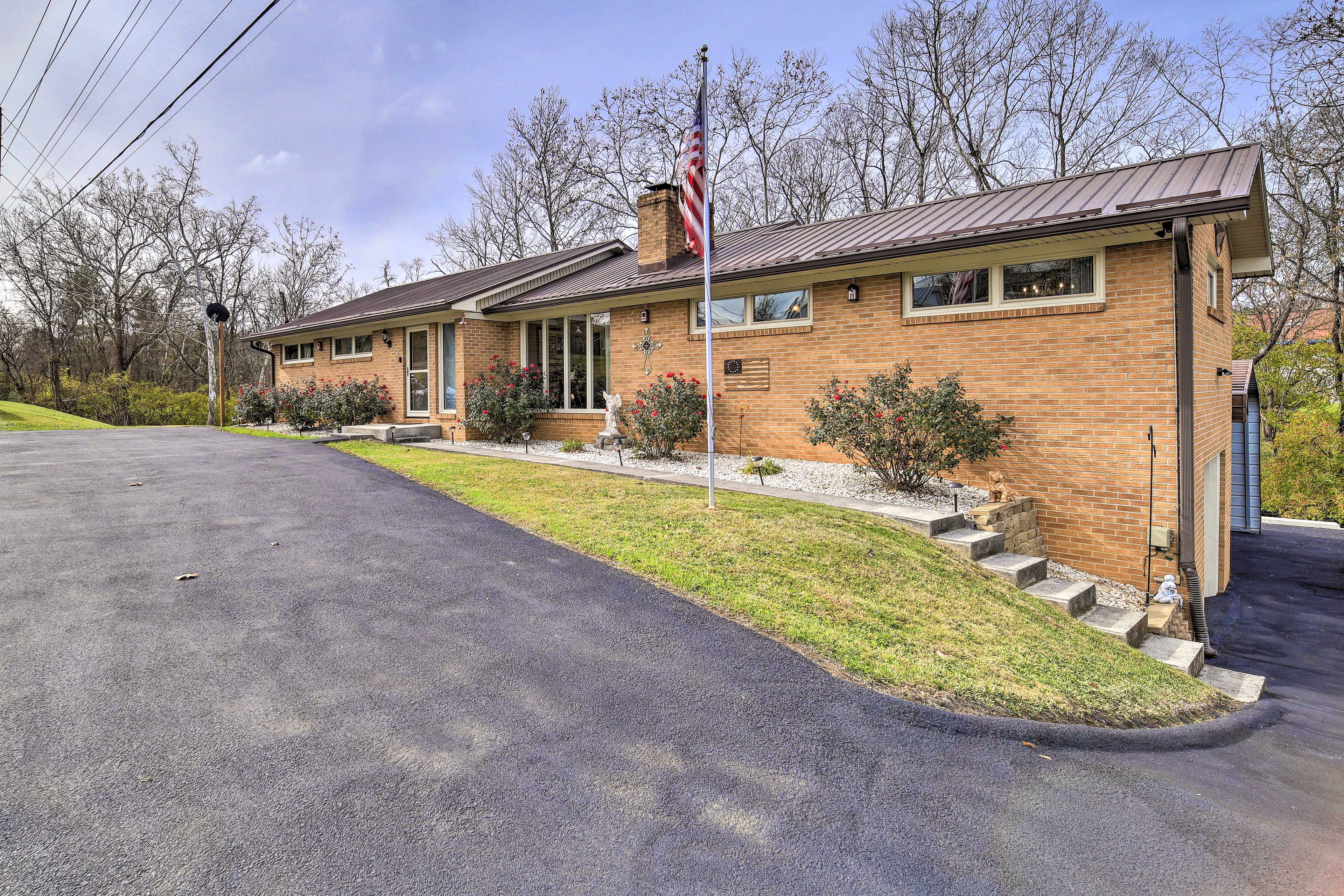 Home Exterior | Parking | Driveway (6 Vehicles)