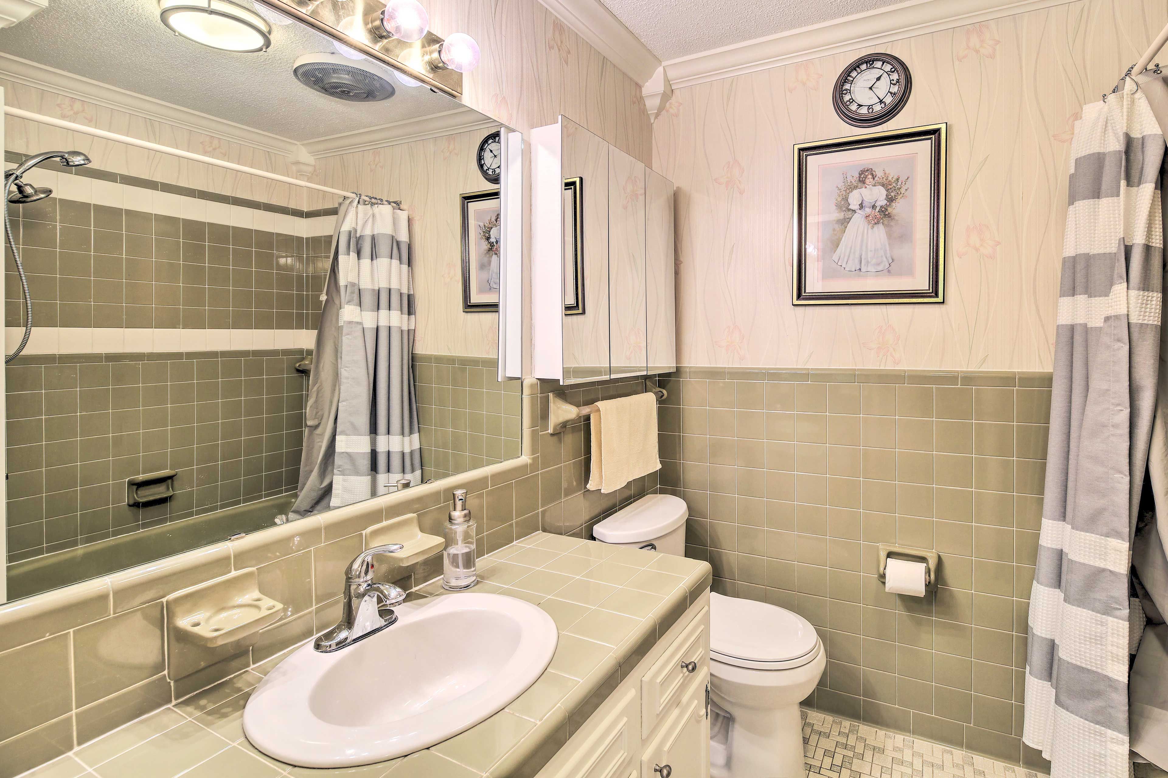 Full Bathroom | Towels Provided | Hair Dryer