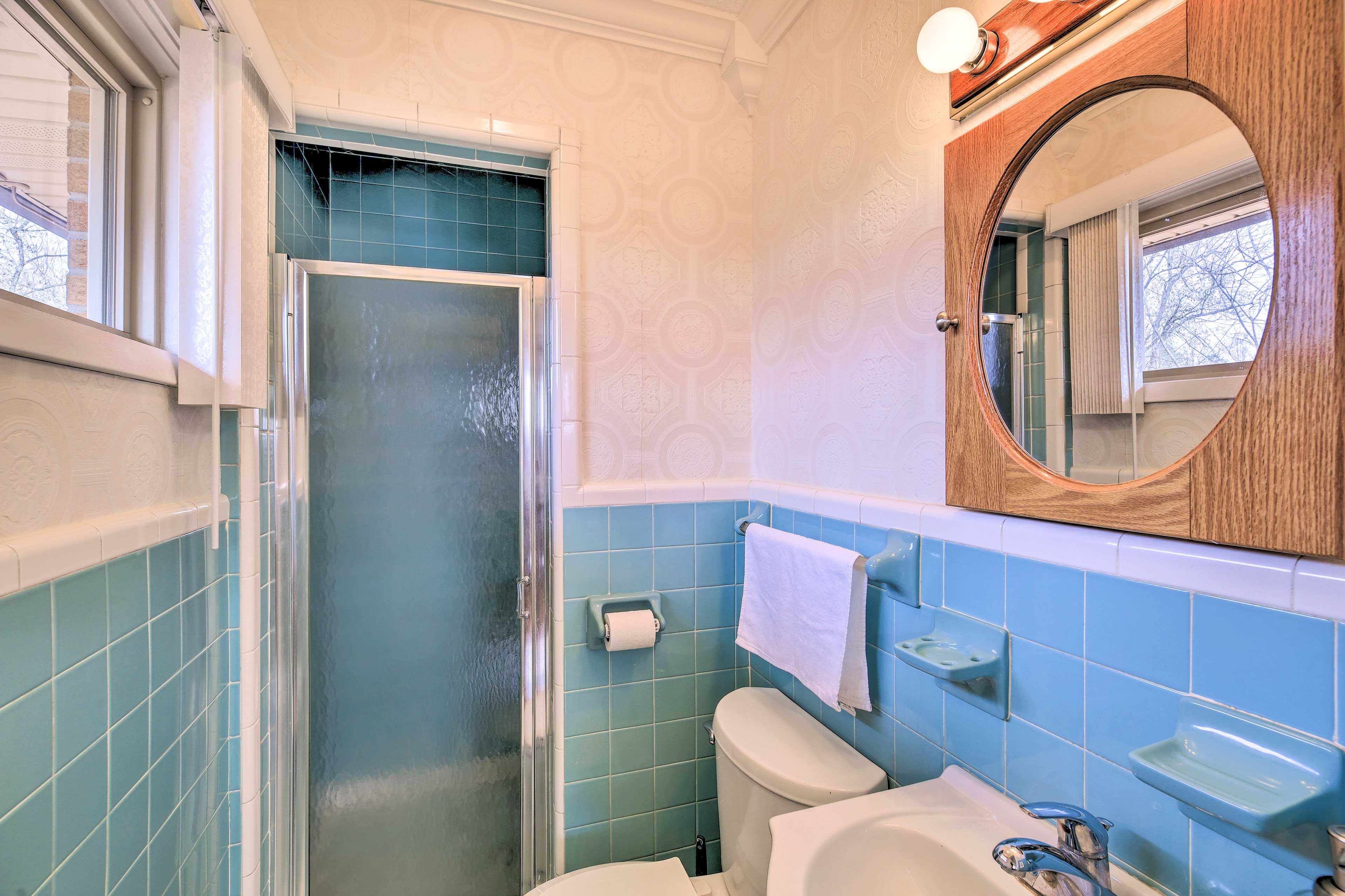 Full Bathroom | Complimentary Toiletries