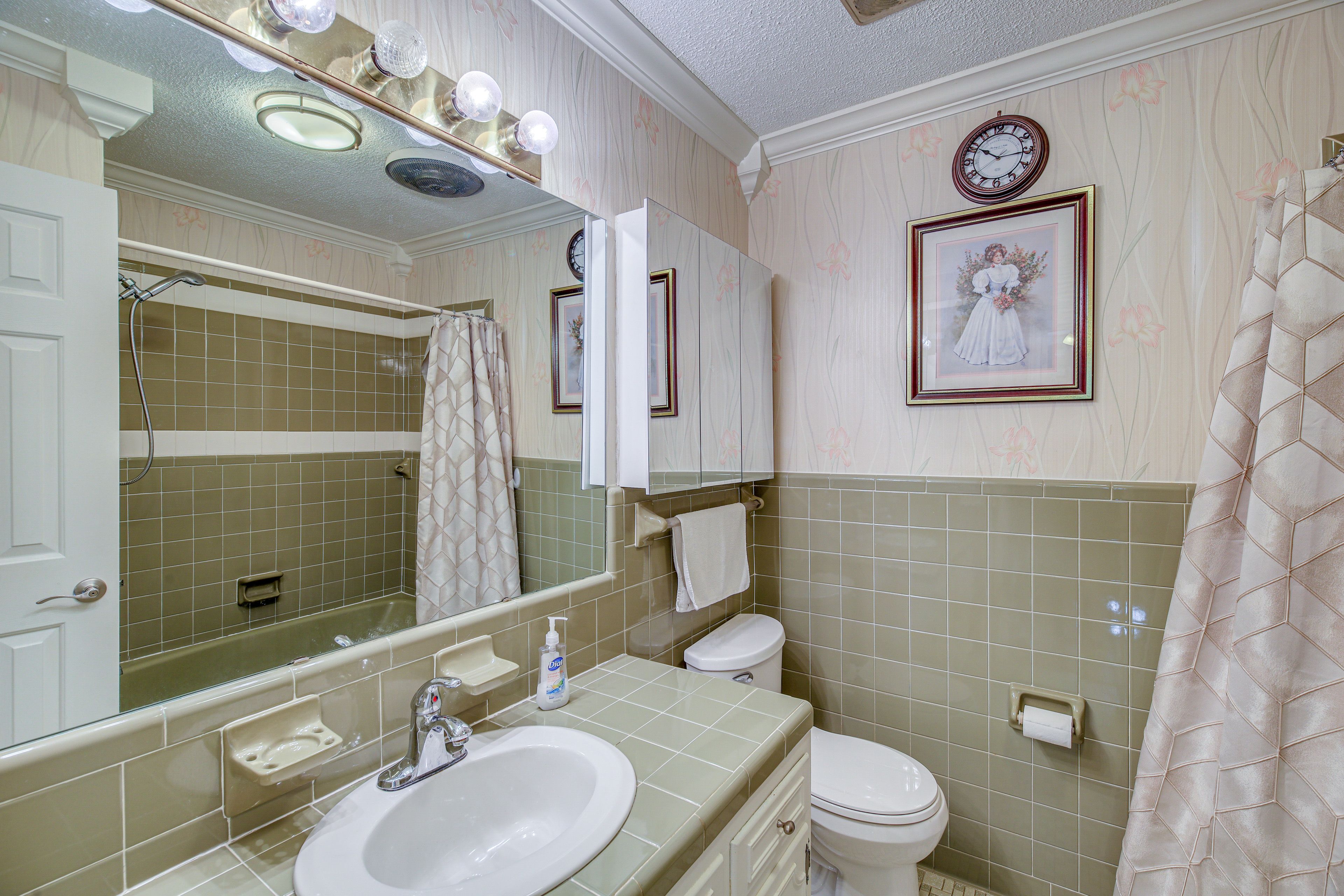 Full Bathroom | Towels Provided | Hair Dryer