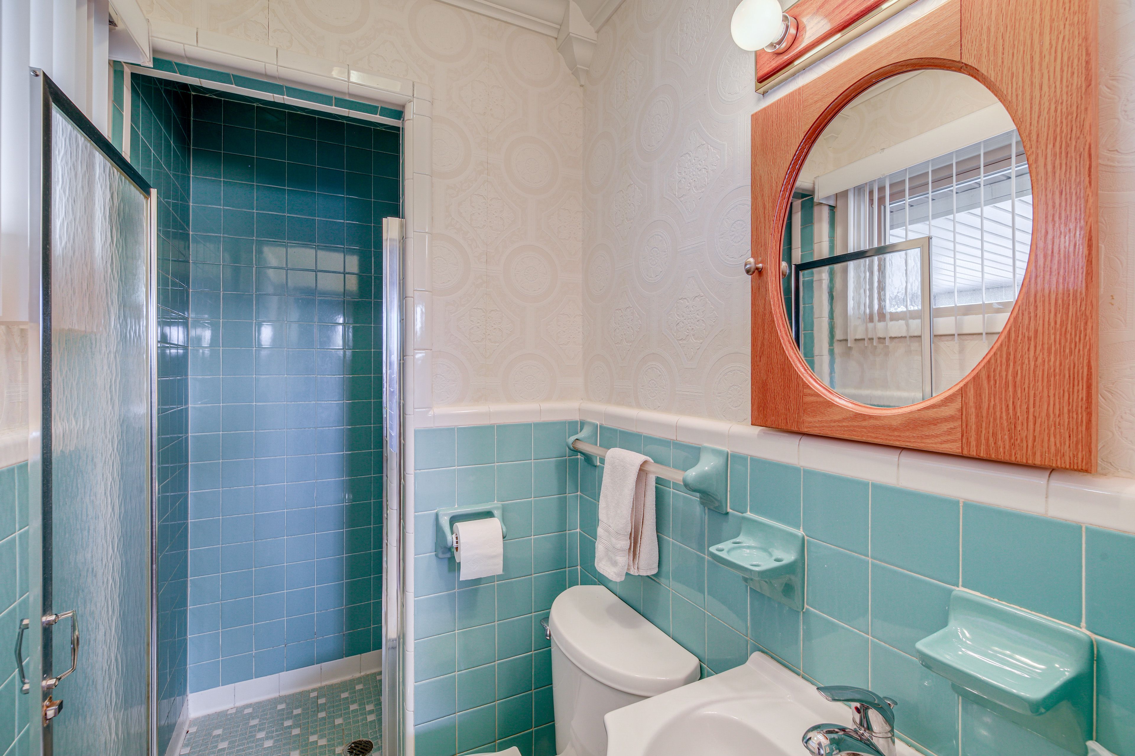 Full Bathroom | Complimentary Toiletries