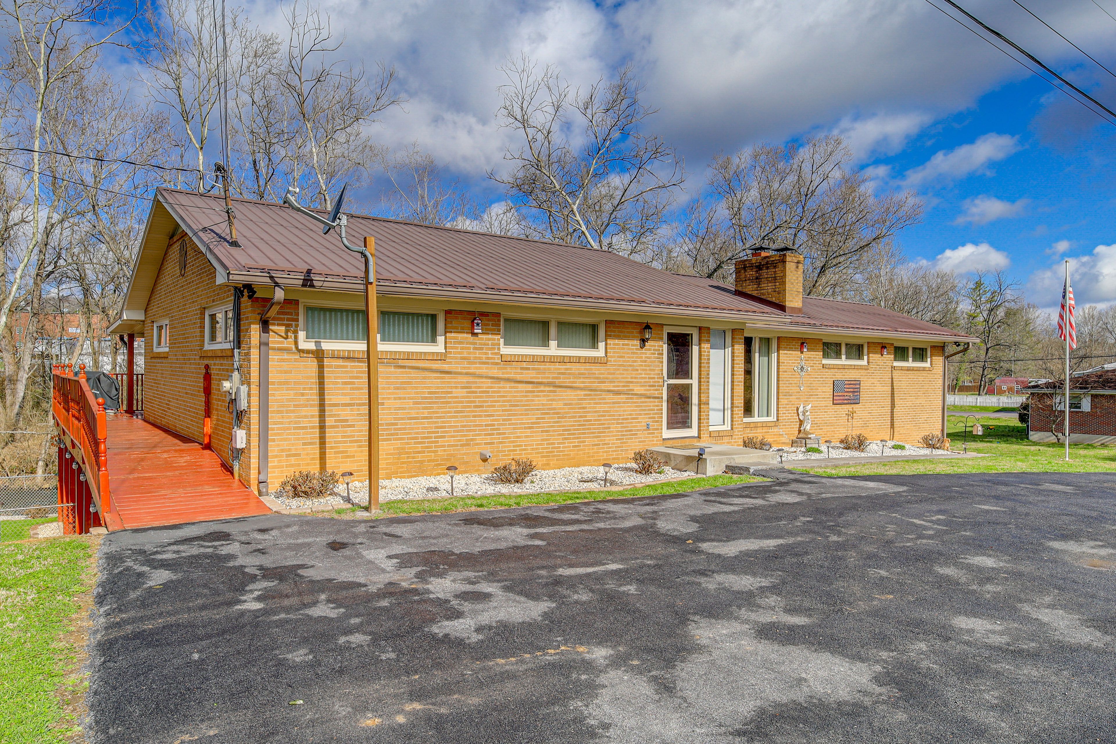 Home Exterior | Parking | Driveway (6 Vehicles)