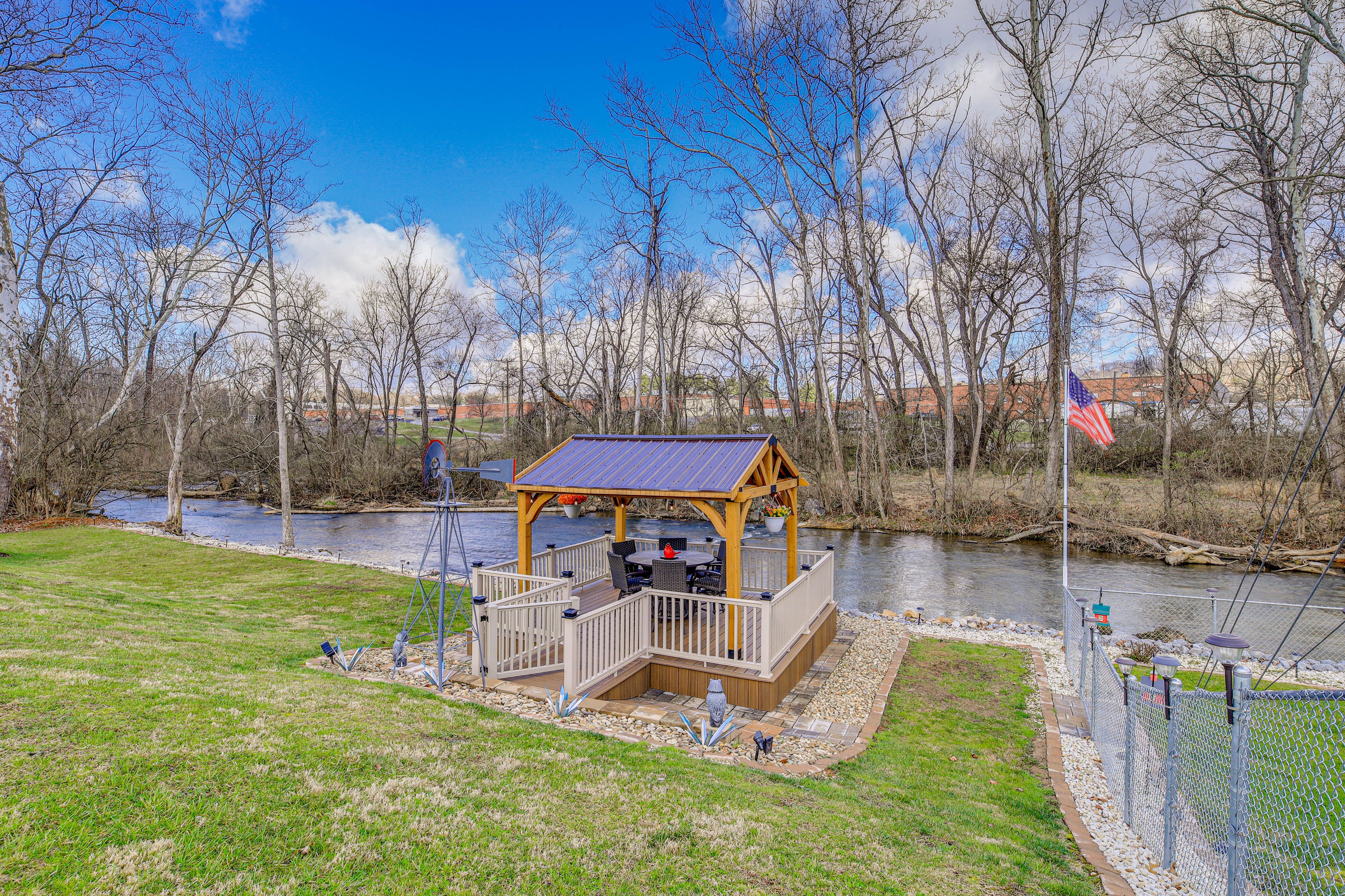 Creekside Gazebo | Dining Area