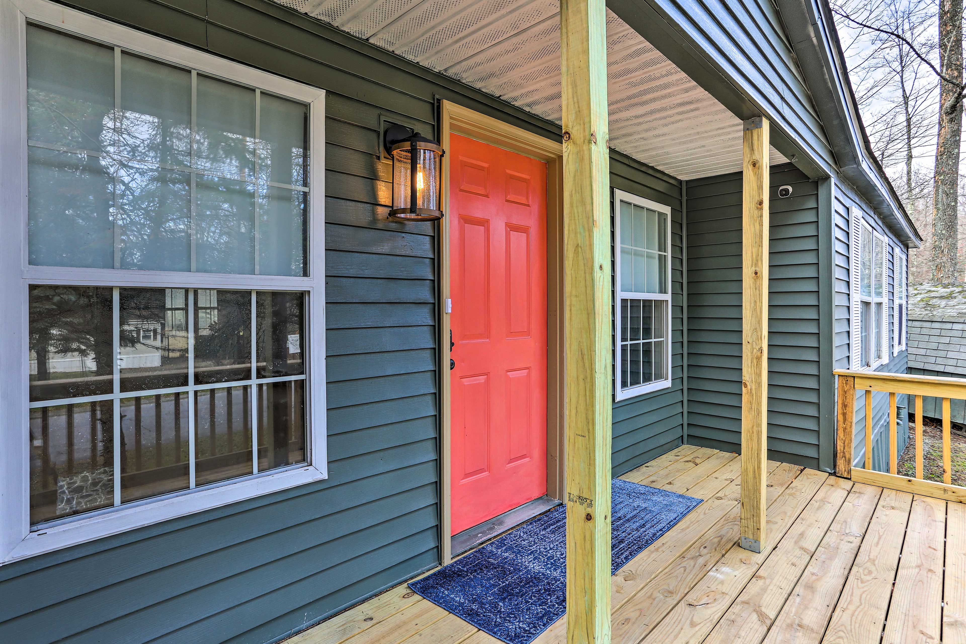 Front Porch | 2 Exterior Security Cameras | 2 Kayaks | 2 Electric Bicycles