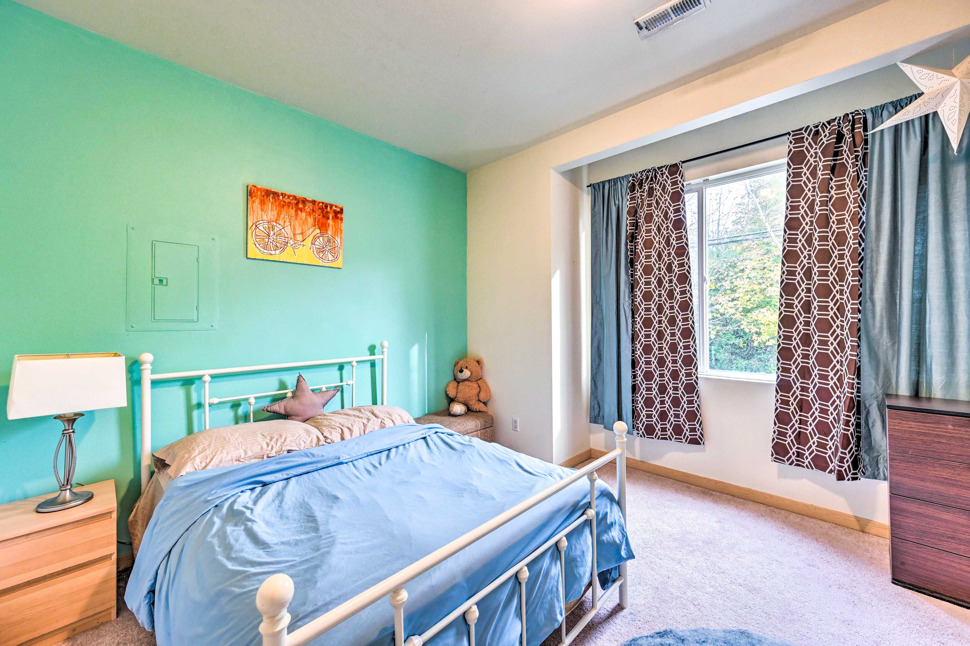 Bedroom 1 | Queen Bed
