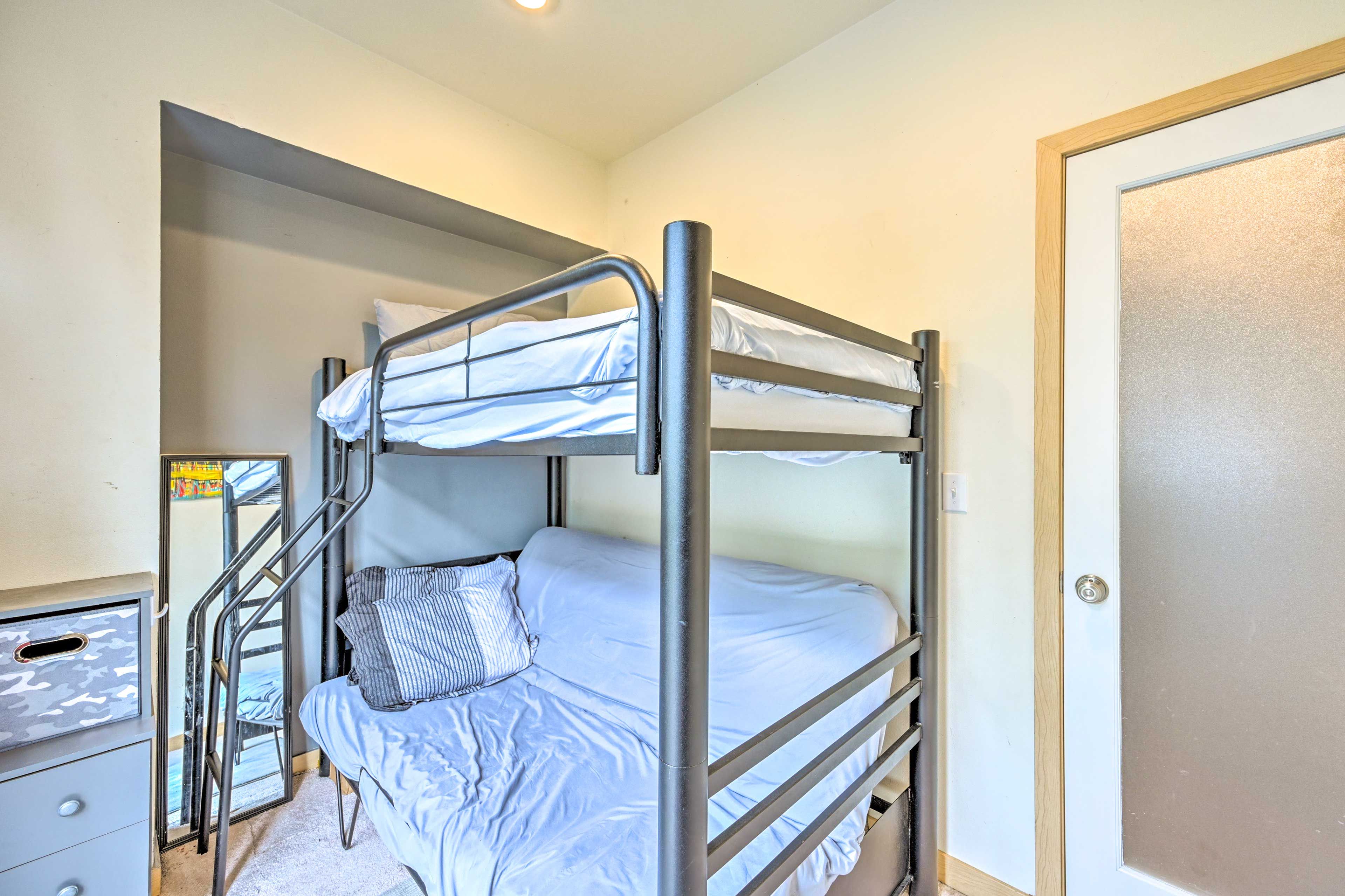Bedroom 3 | Twin/Full Futon Bunk Bed
