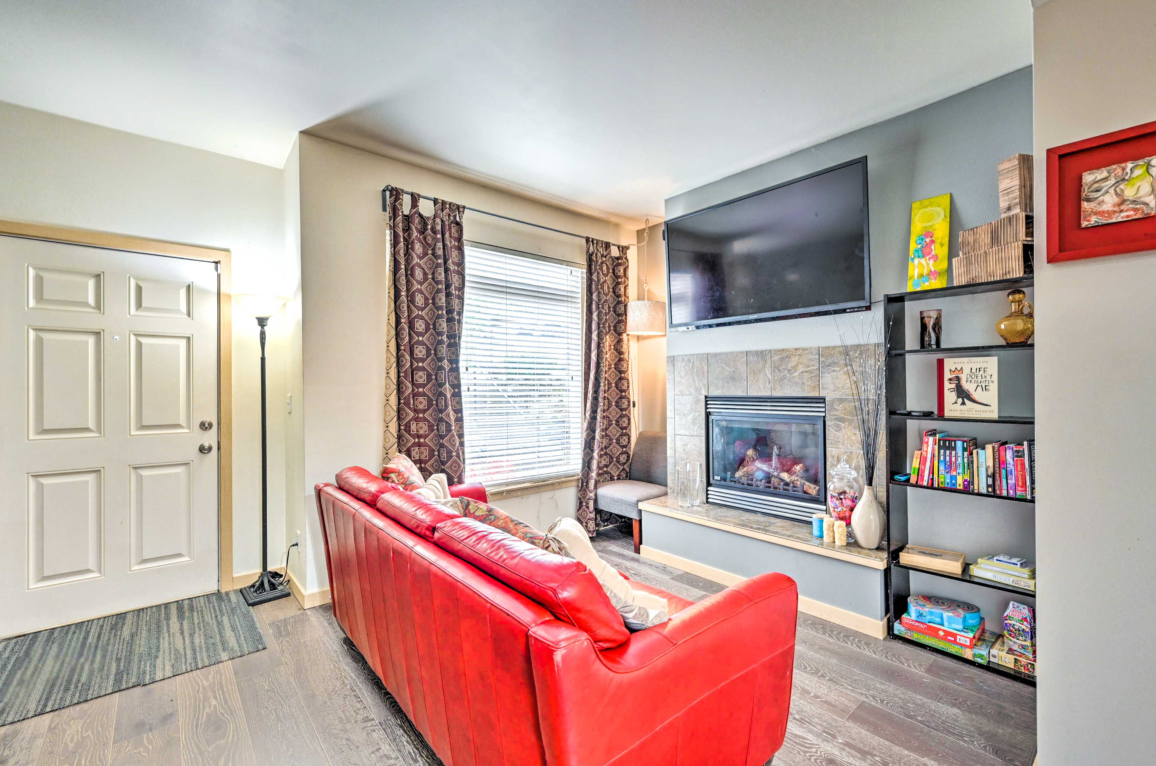 Living Room | Free WiFi | Smart TV | Fireplace | Books