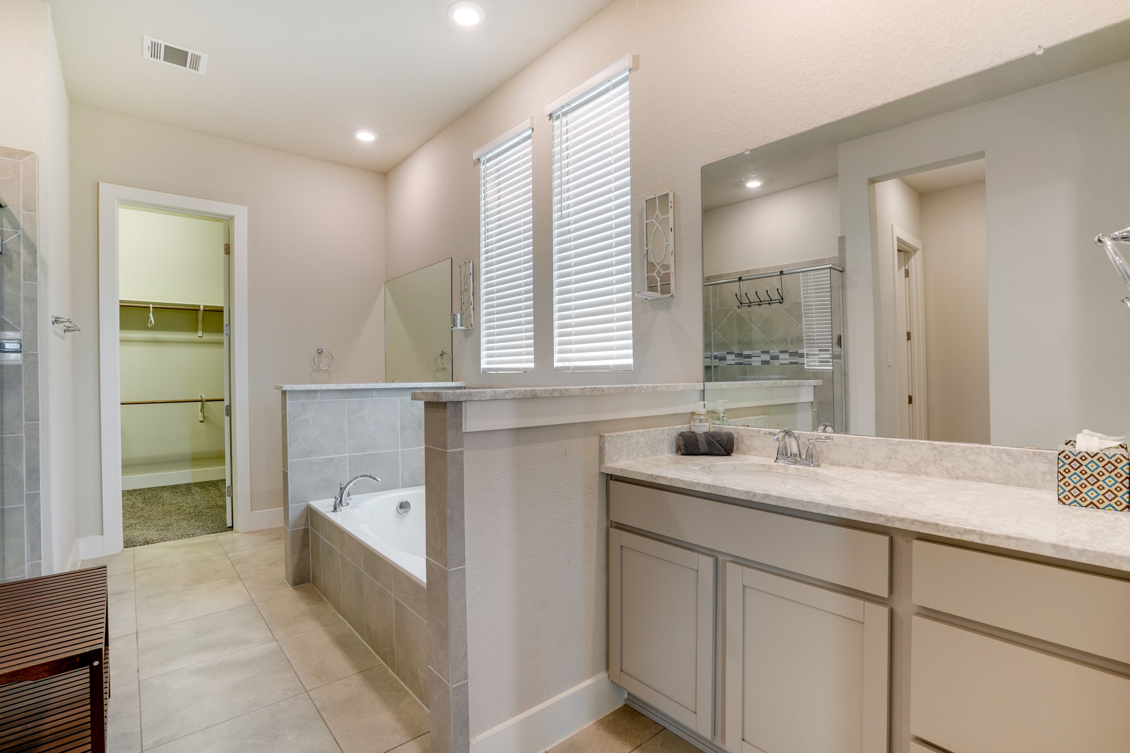 Full Bathroom | Towels Provided
