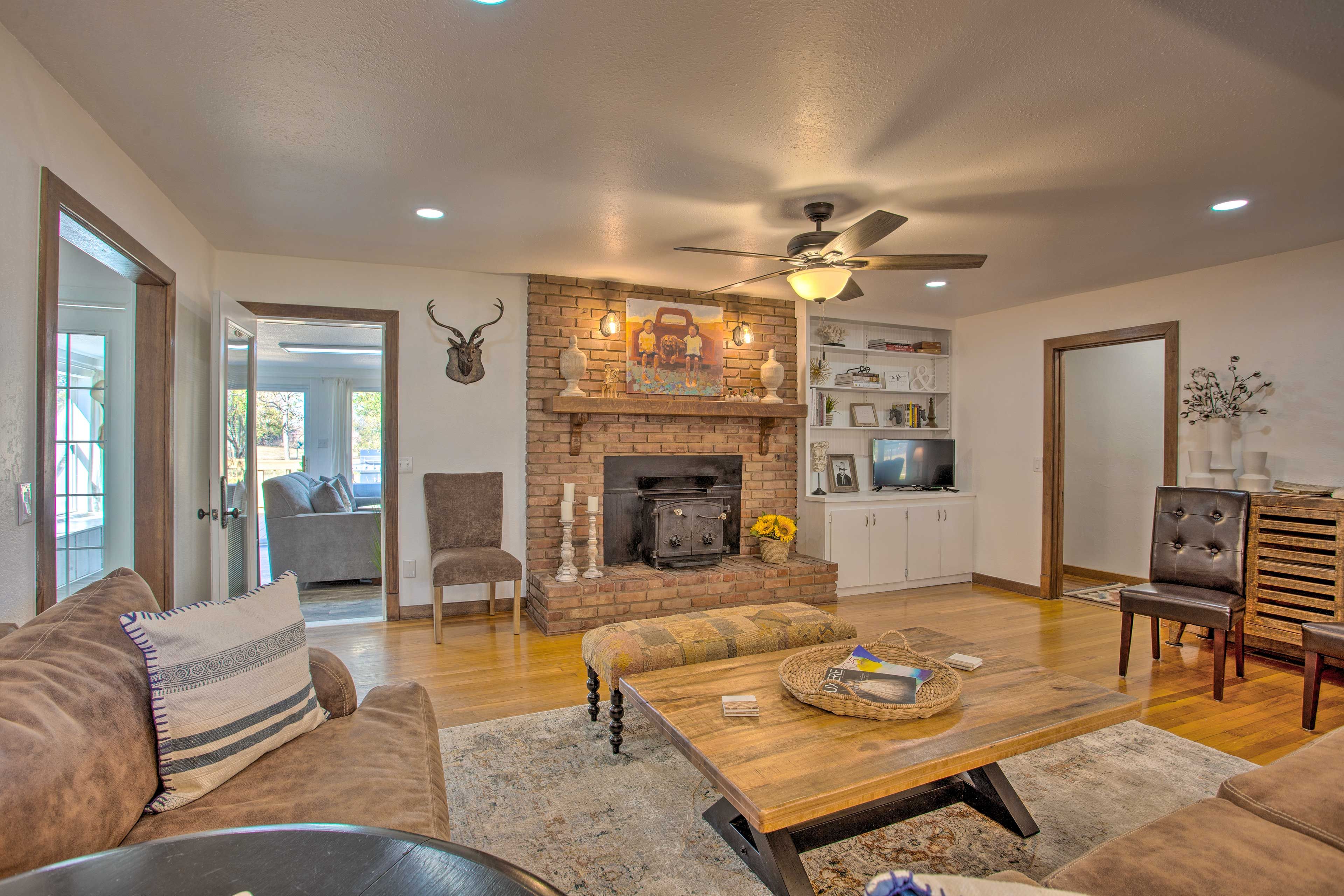 Living Room | Central A/C & Heating | Board Games | Smart TV