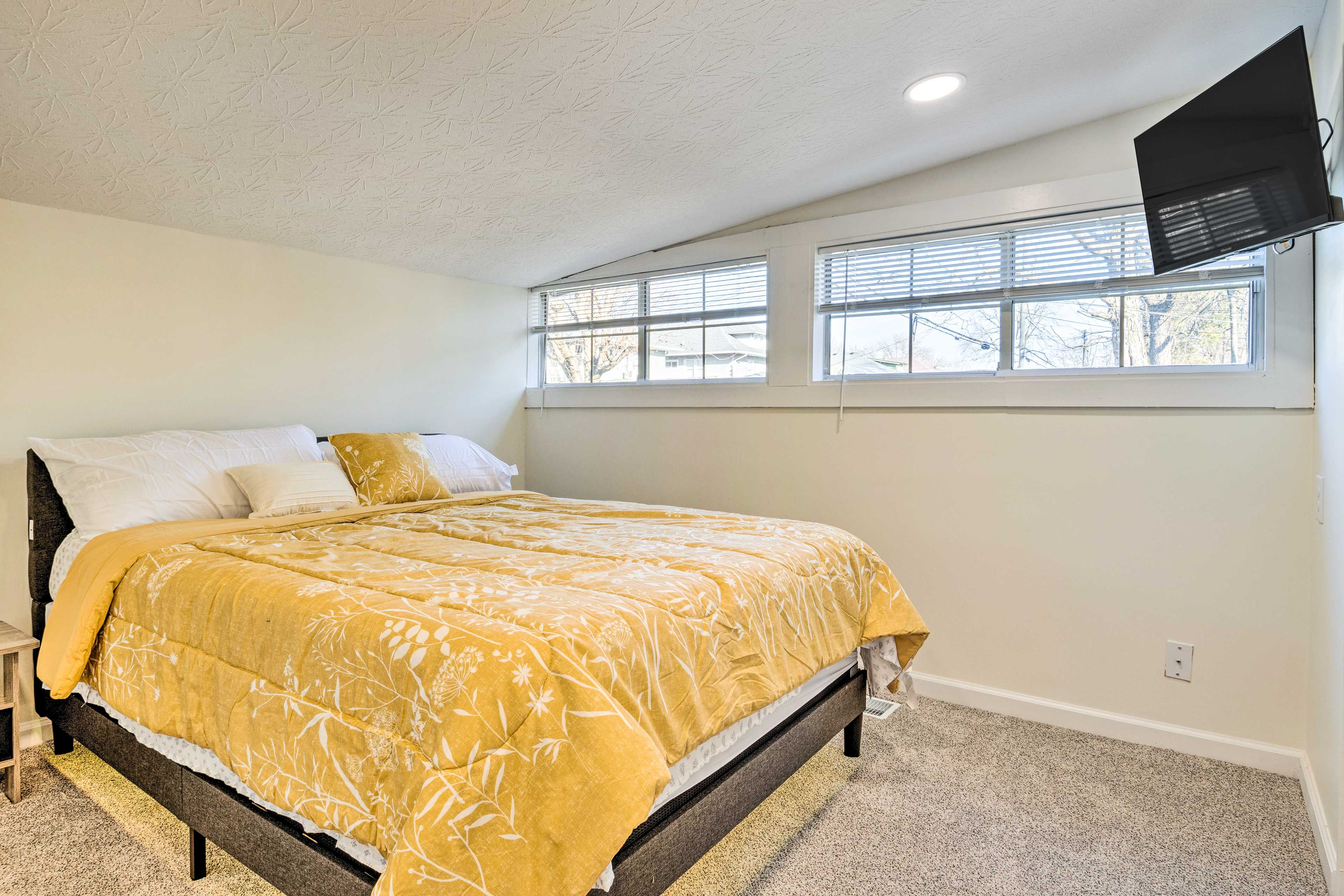 Bedroom 2 | Queen Bed | Smart TV