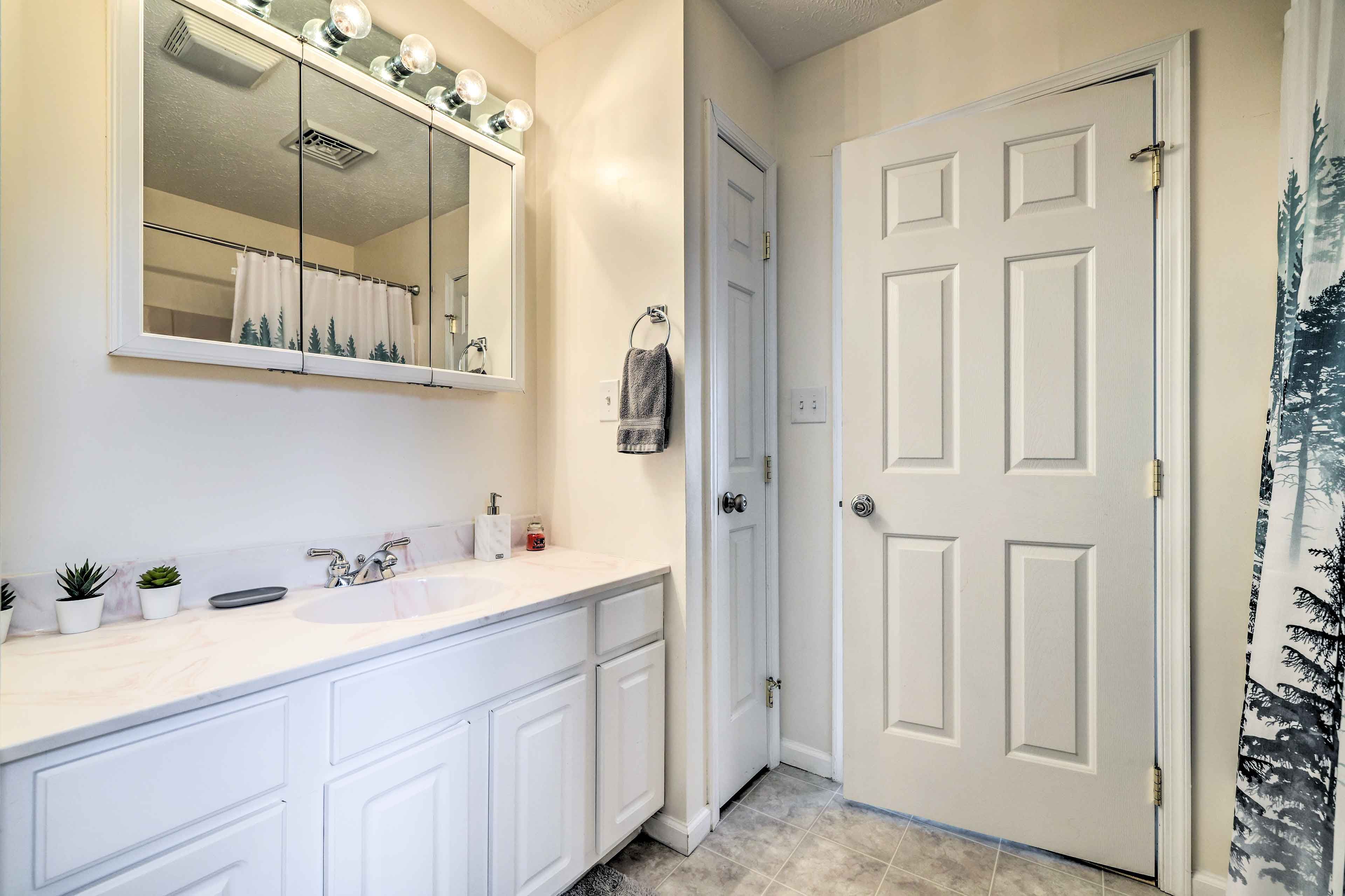 En-Suite Bathroom | 2nd Floor | Complimentary Toiletries | Towels Provided