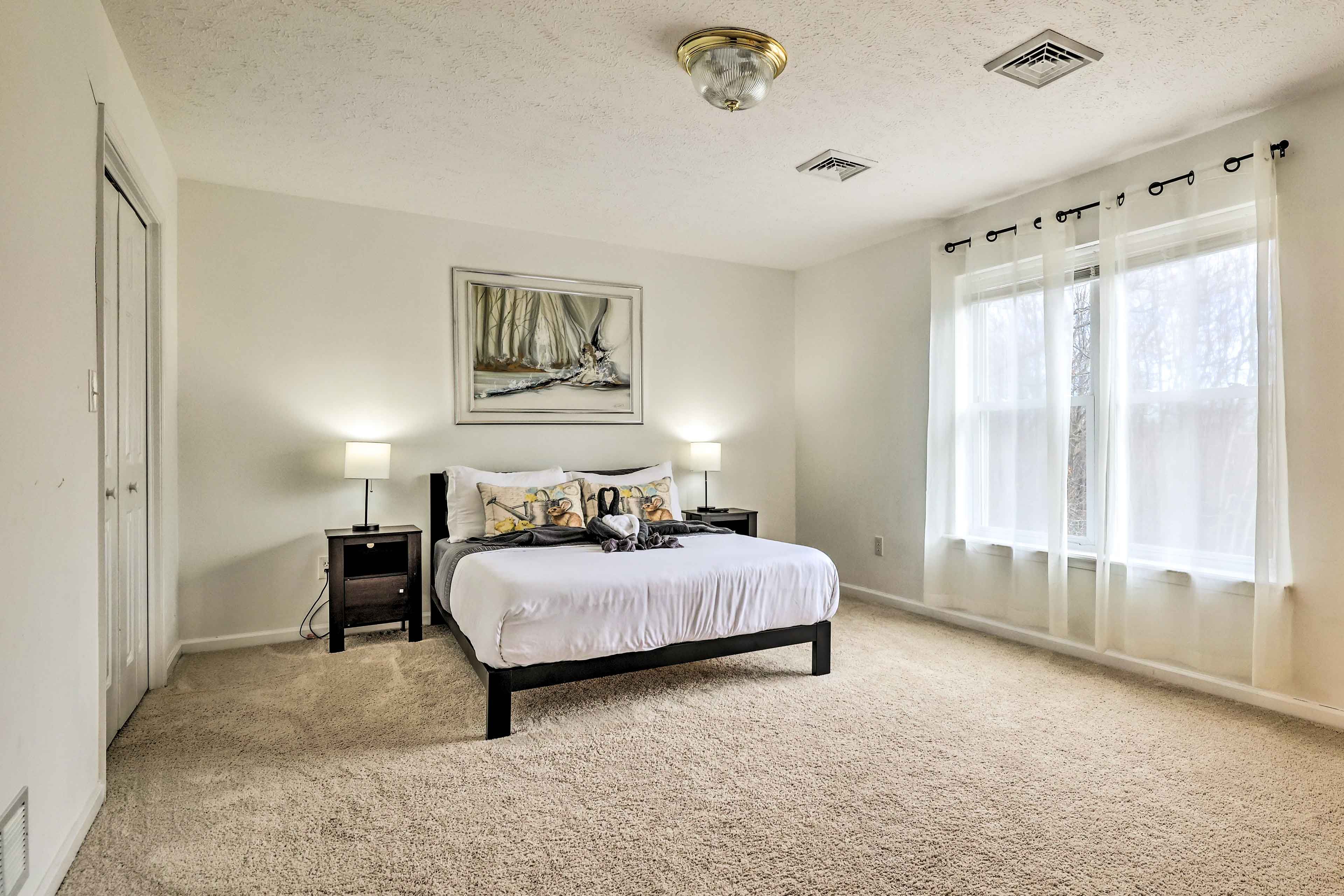 Bedroom 1 | Queen Bed | 2nd Floor | Smart TV