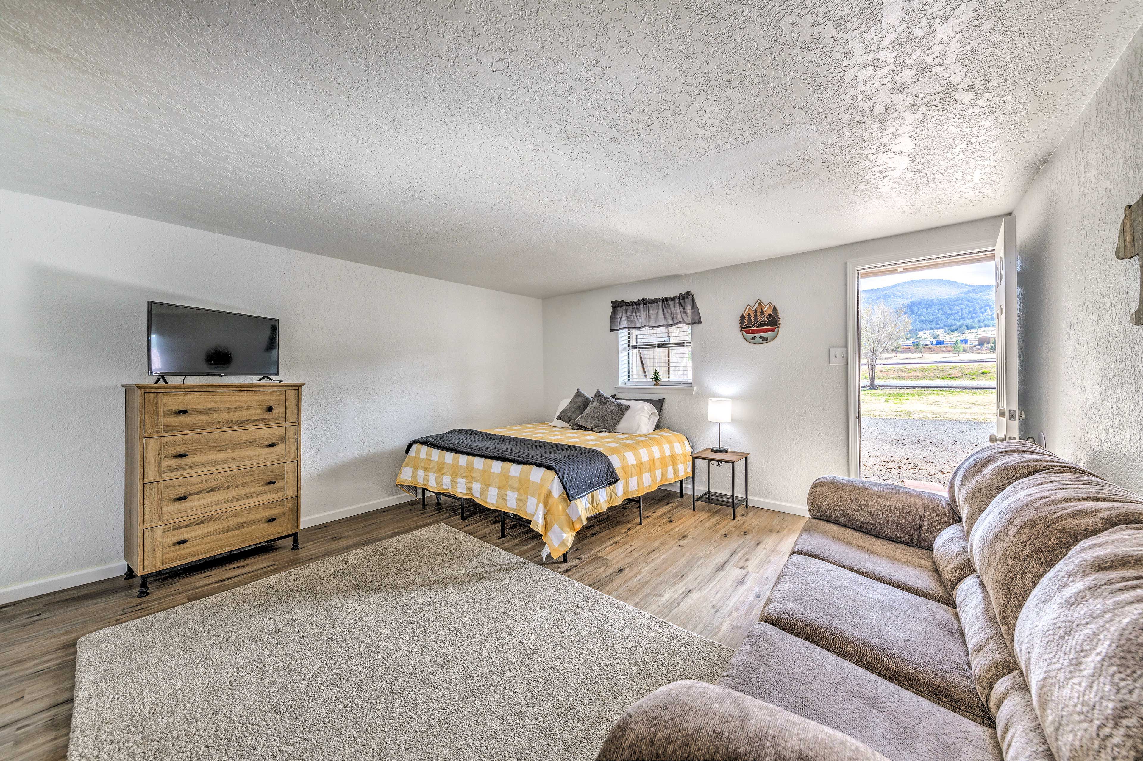 Ruidoso Downs Vacation Rental | Studio | 1BA | Step-Free Access | 400 Sq Ft