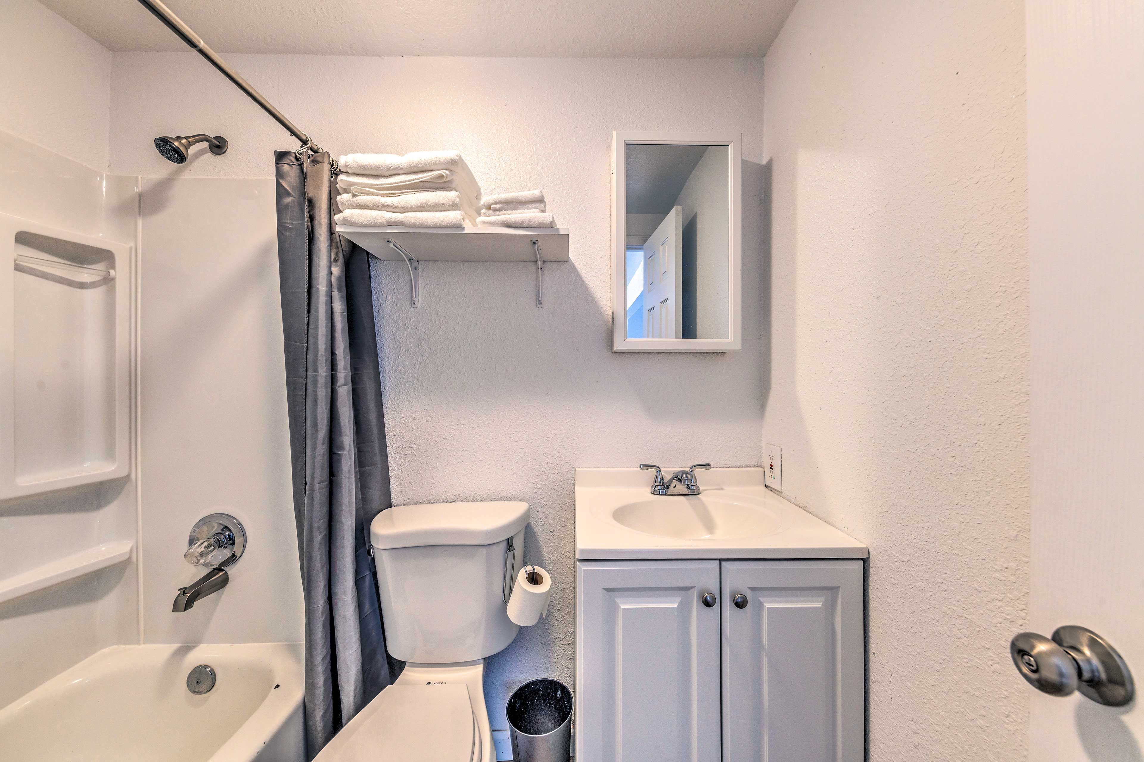 Full Bathroom | Shower/Tub Combo | Towels Provided | Complimentary Toiletries