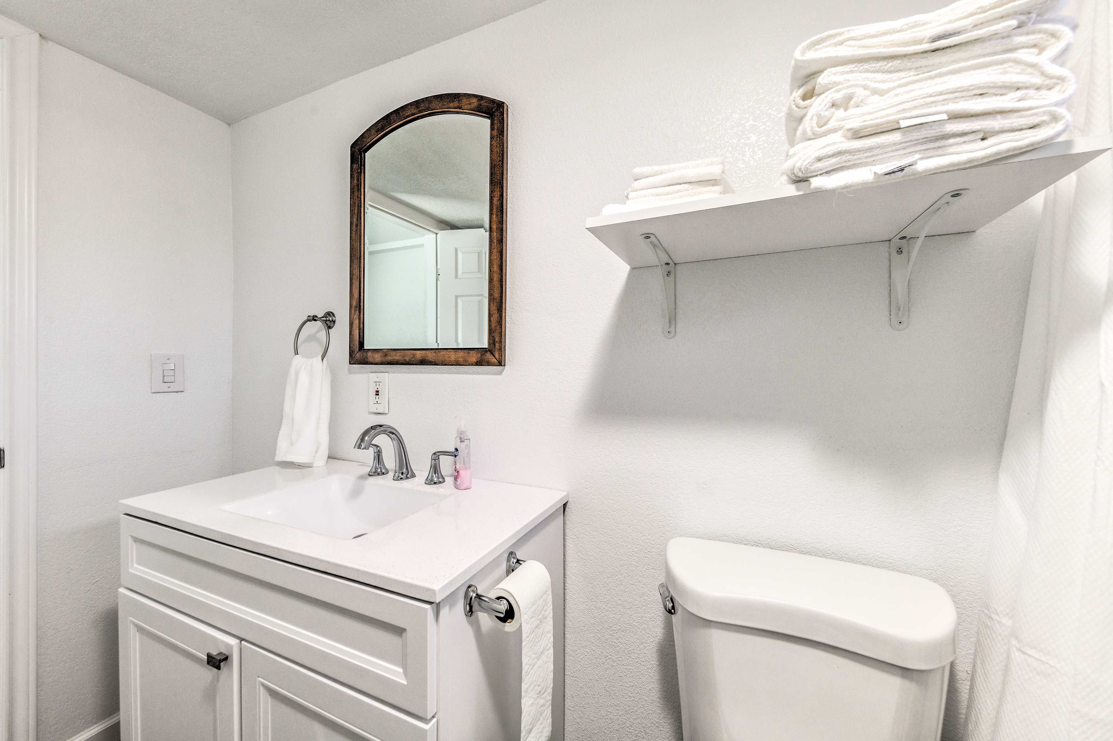Full Bathroom | Complimentary Toiletries | Towels Provided