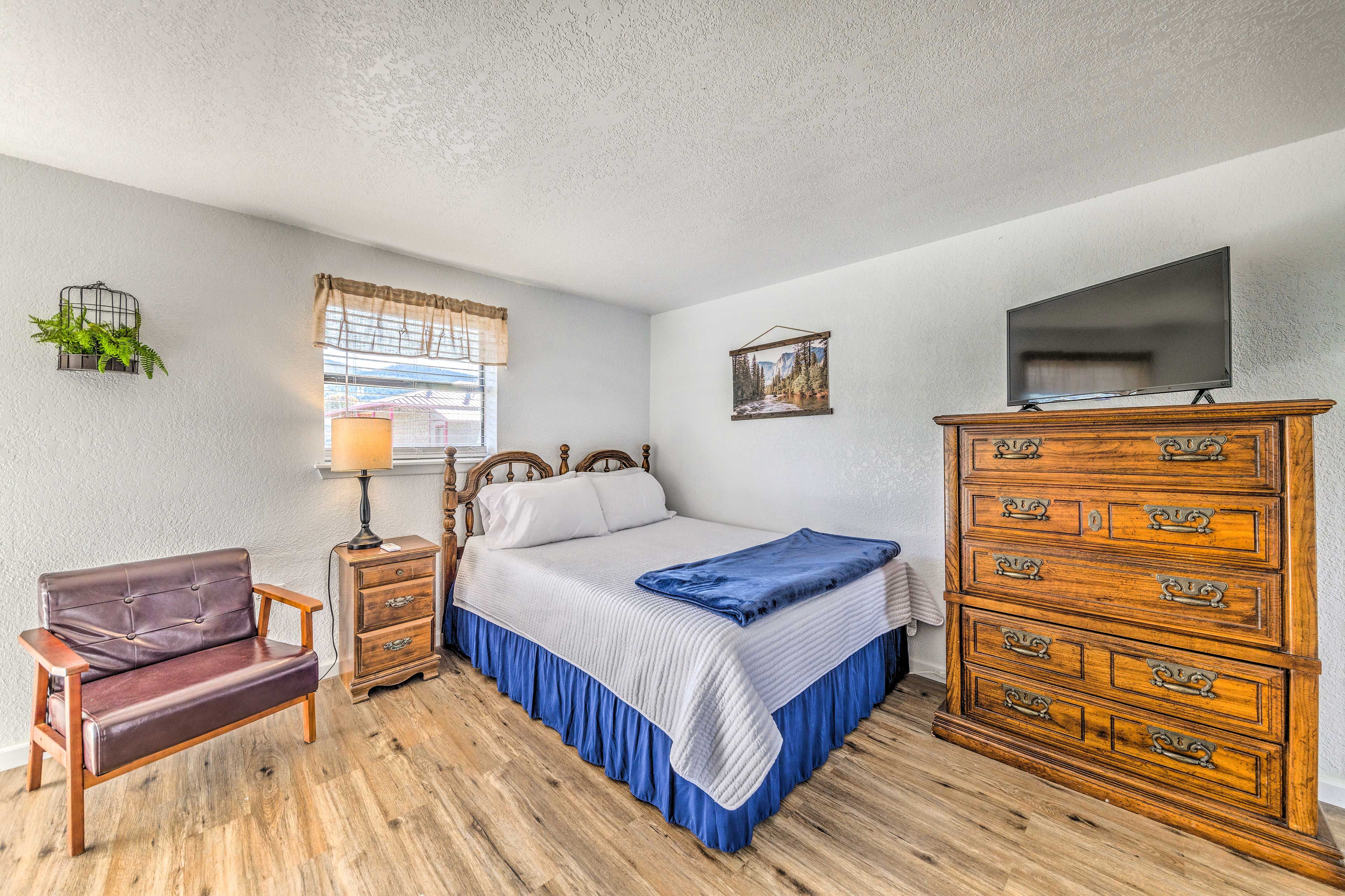 Studio | Queen Bed | Linens Provided