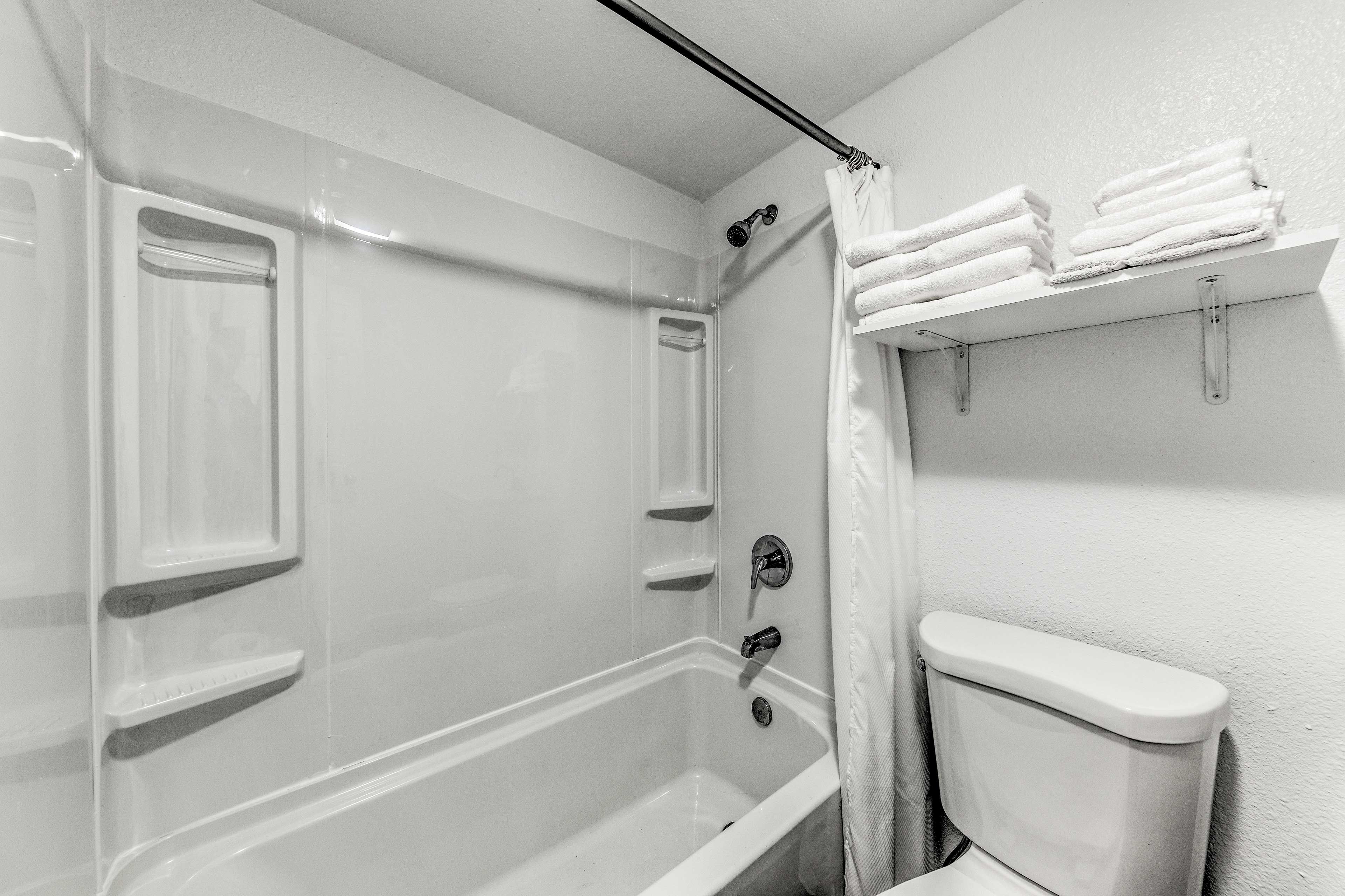 Full Bathroom | Complimentary Toiletries | Towels Provided
