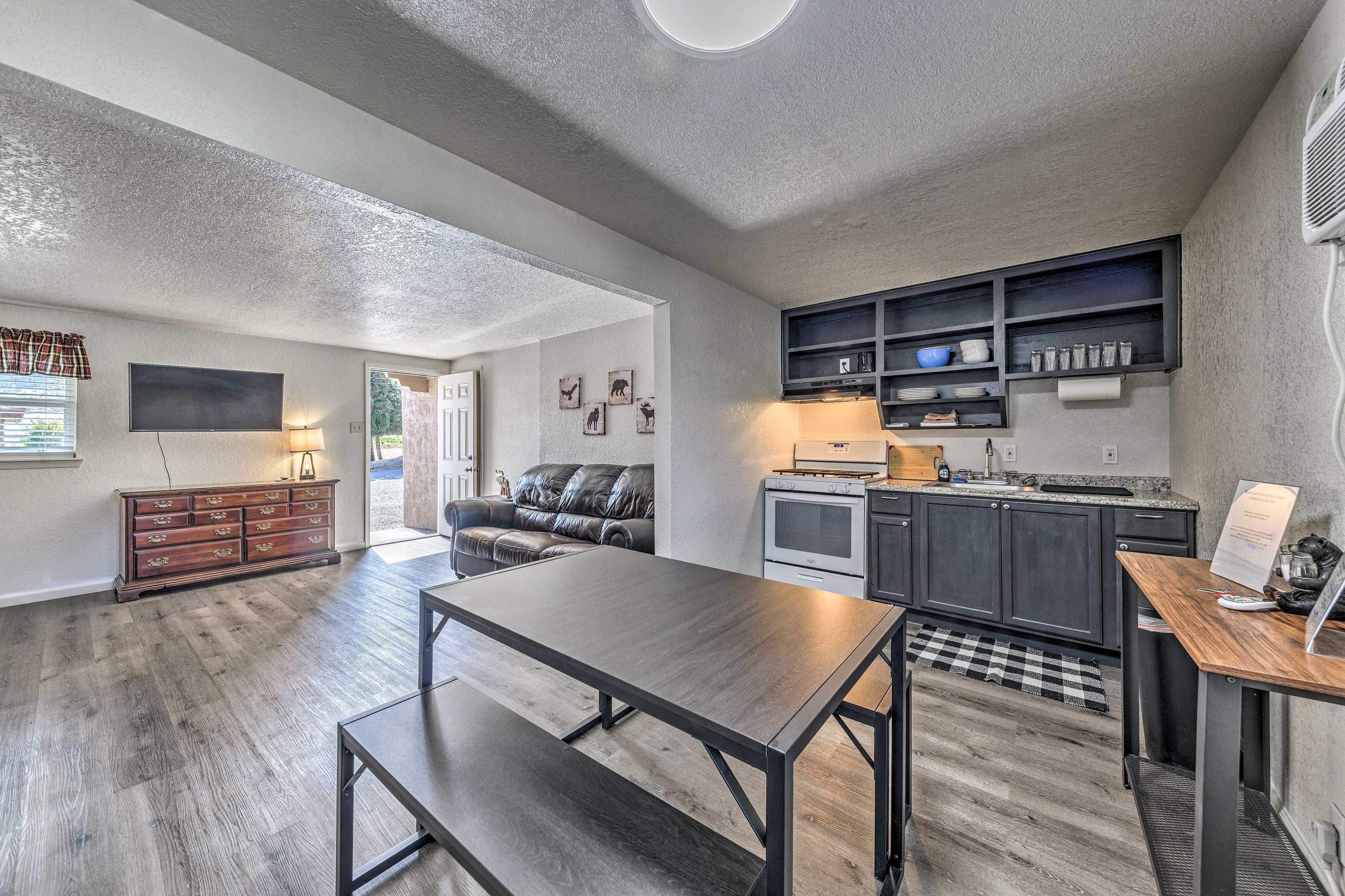 Dining Area | Dishware & Flatware Provided