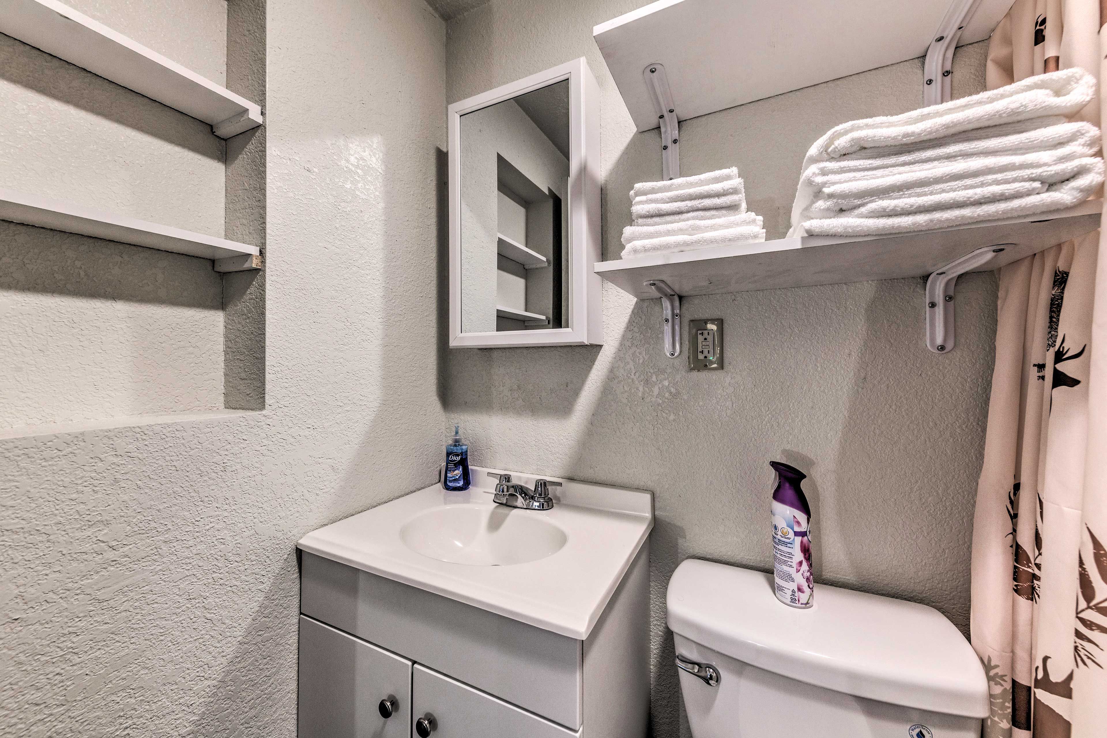 Full Bathroom | Complimentary Toiletries | Towels Provided