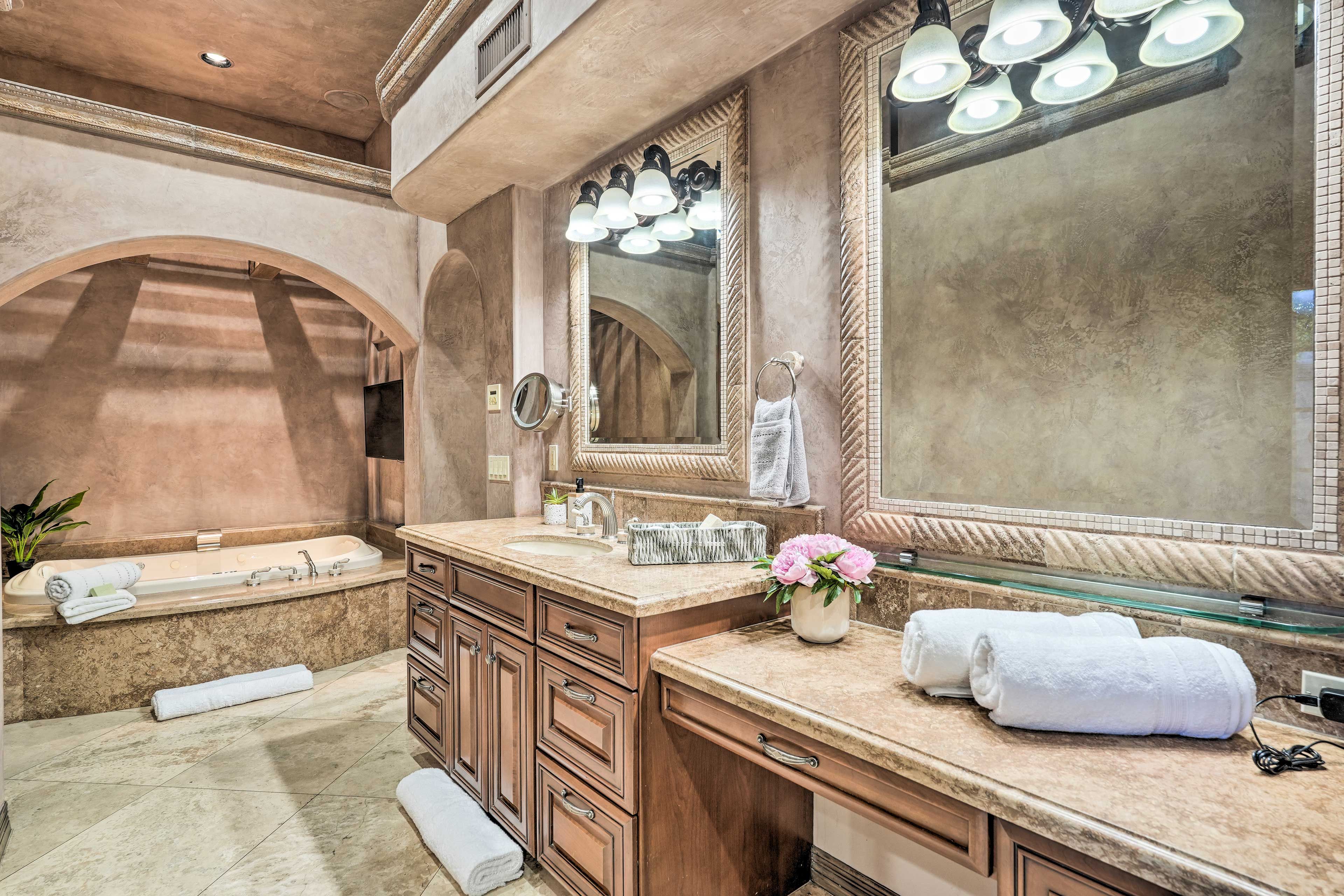 En-Suite Bathroom | Complimentary Toiletries | Jetted Tub