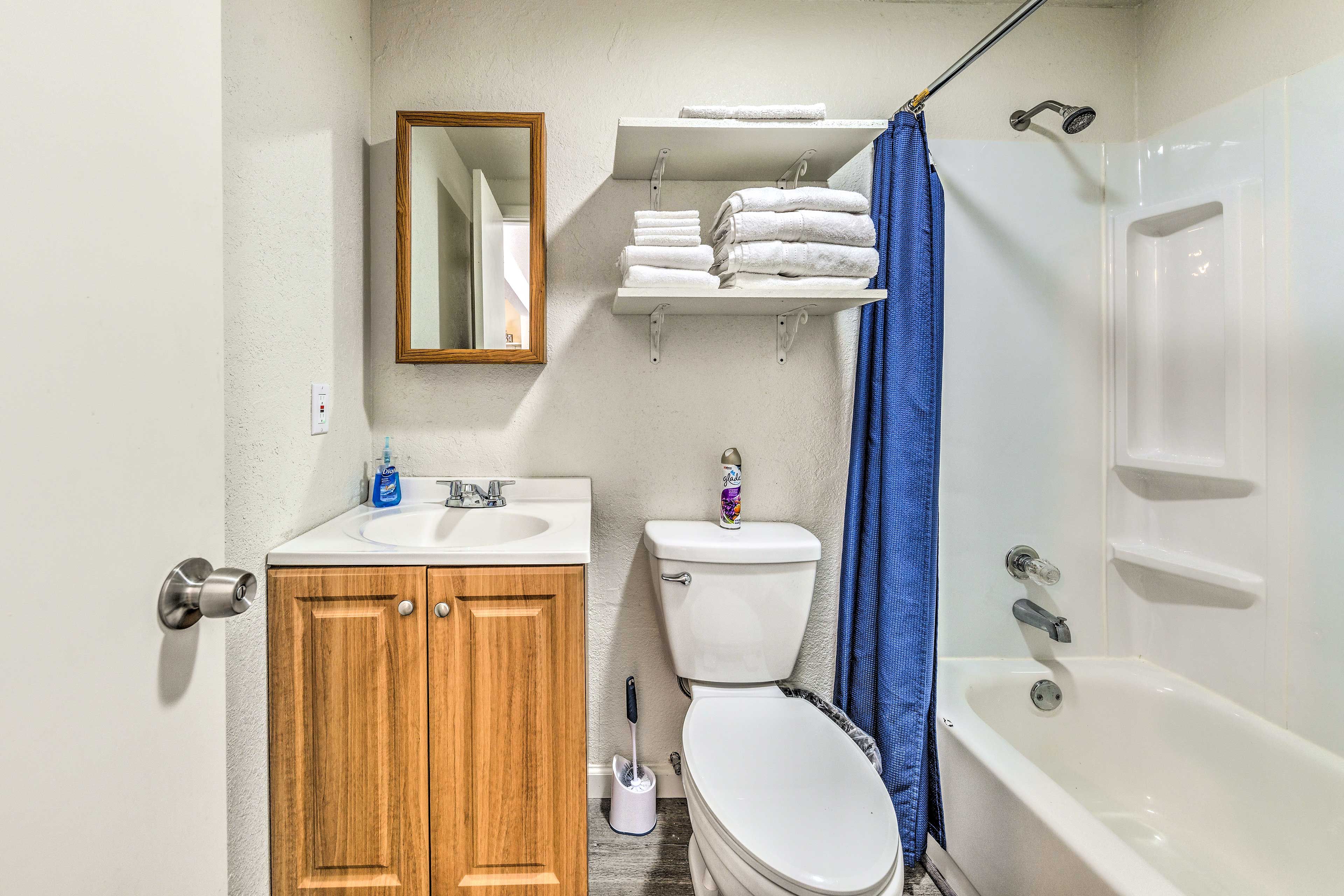 Full Bathroom | Shower/Tub Combo | Towels Provided | Complimentary Toiletries