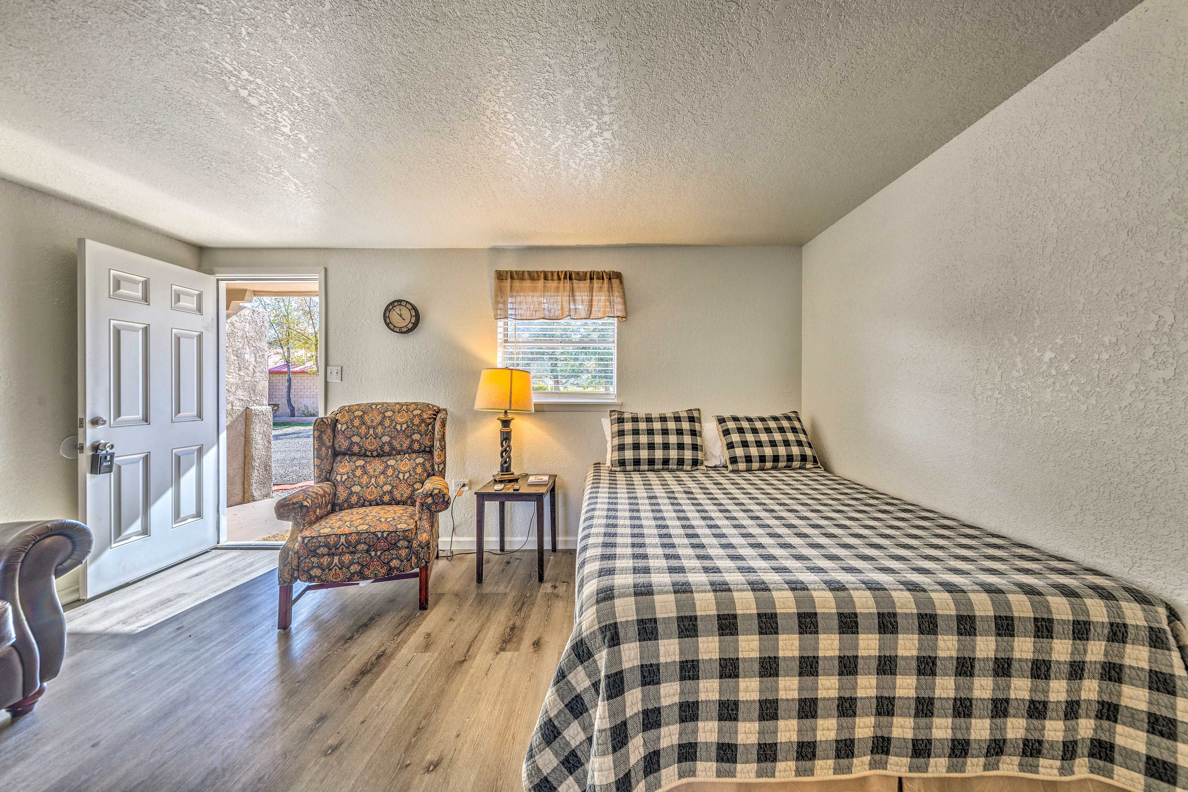 Sleeping Arrangements | Queen Bed | Linens Provided