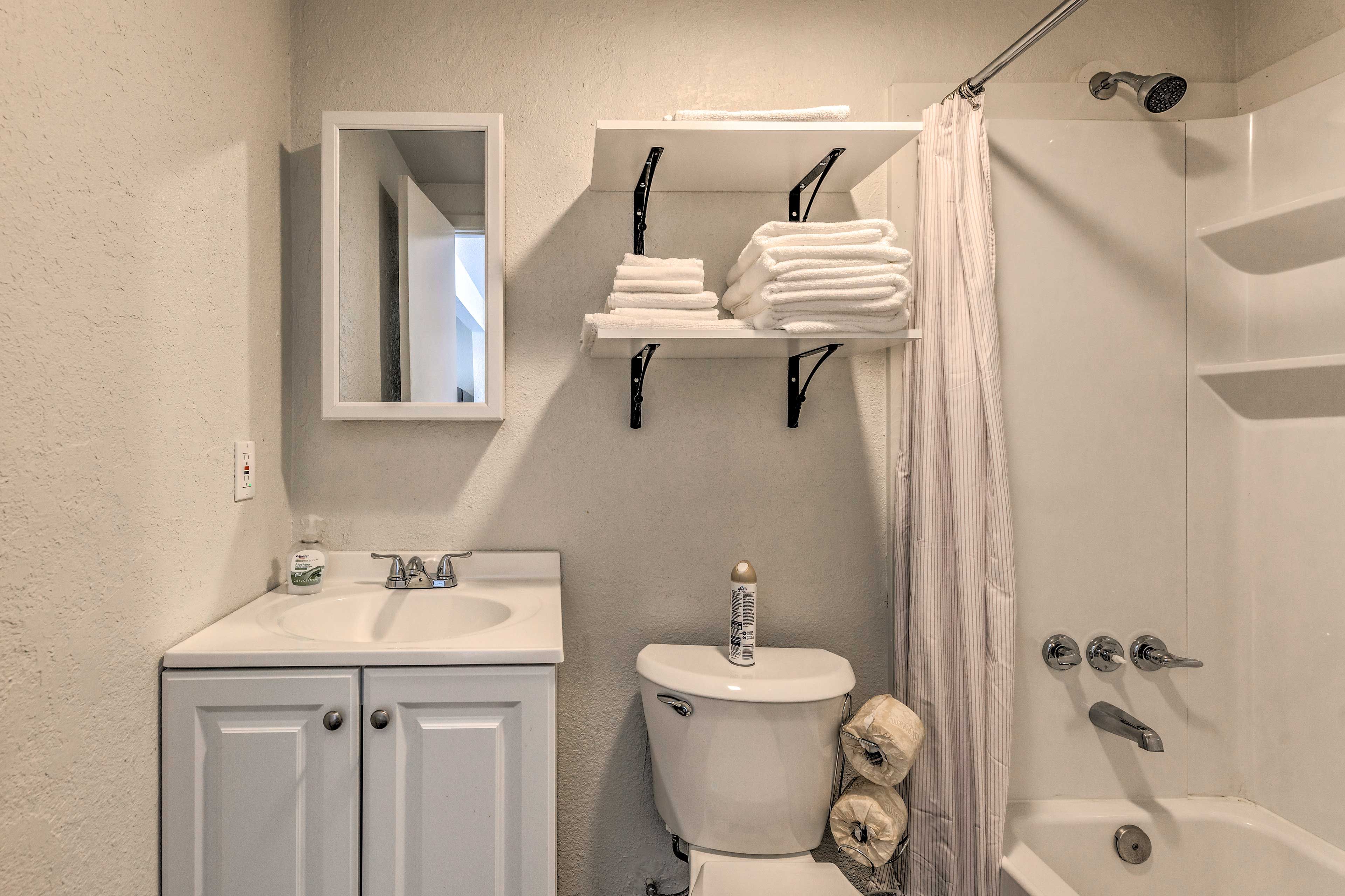 Full Bathroom | Shower/Tub Combo | Towels Provided | Complimentary Toiletries