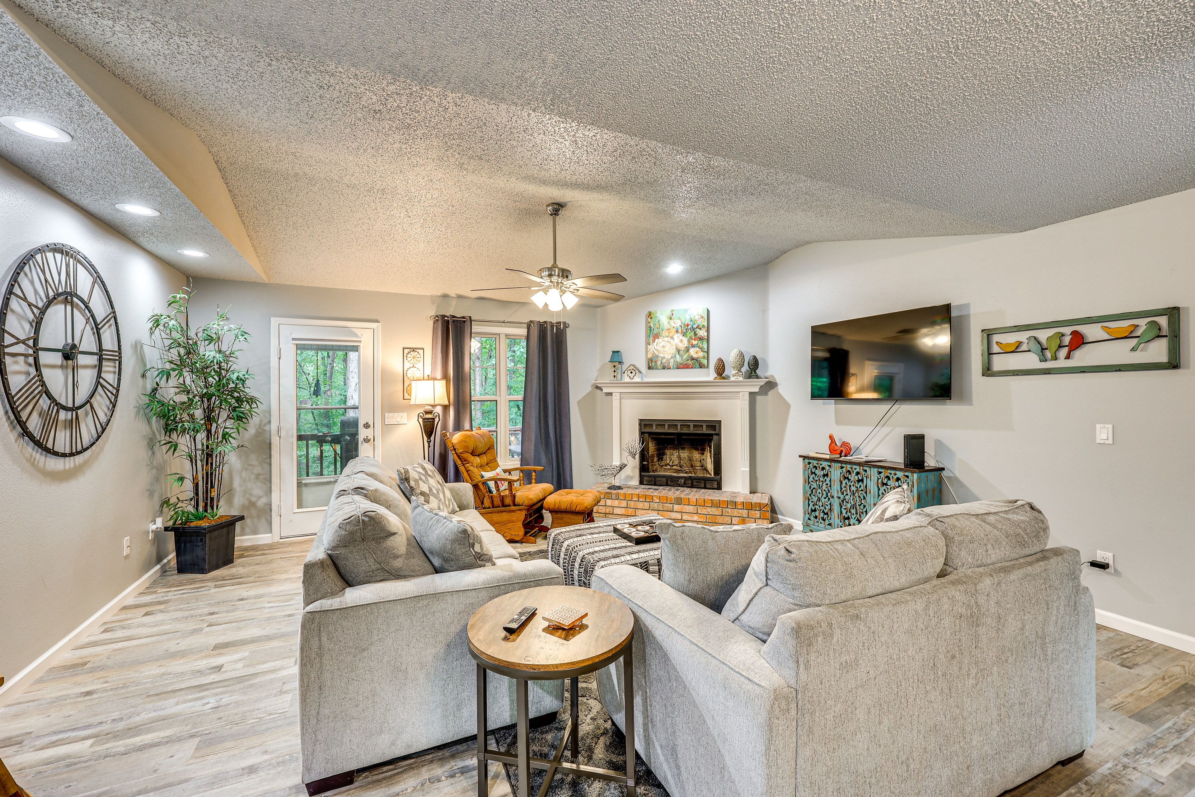 Living Room | 2 Full Air Mattresses | Free WiFi | Smart TV | Board Games