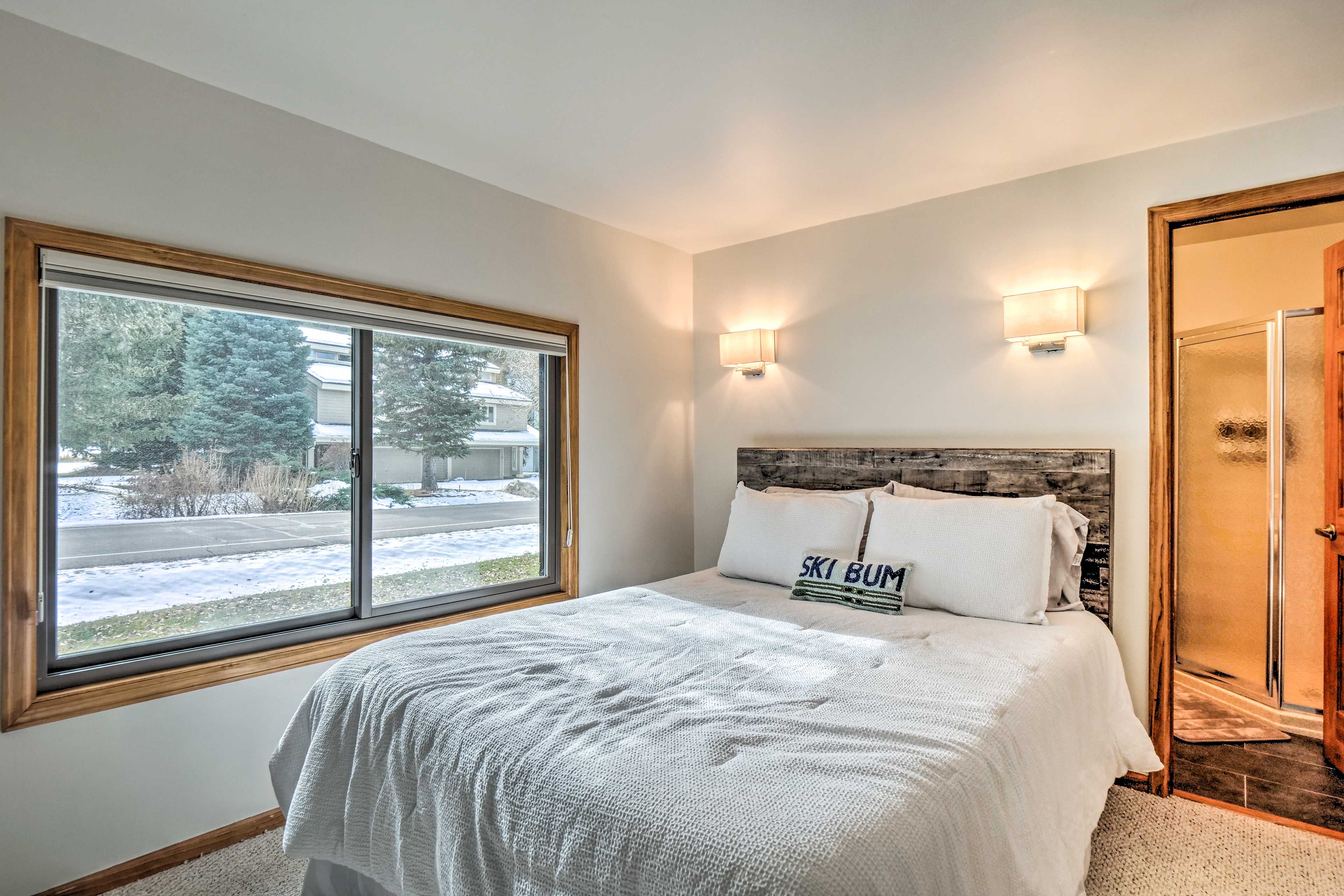 Bedroom 1 | Queen Bed | 1st Floor | Linens Provided