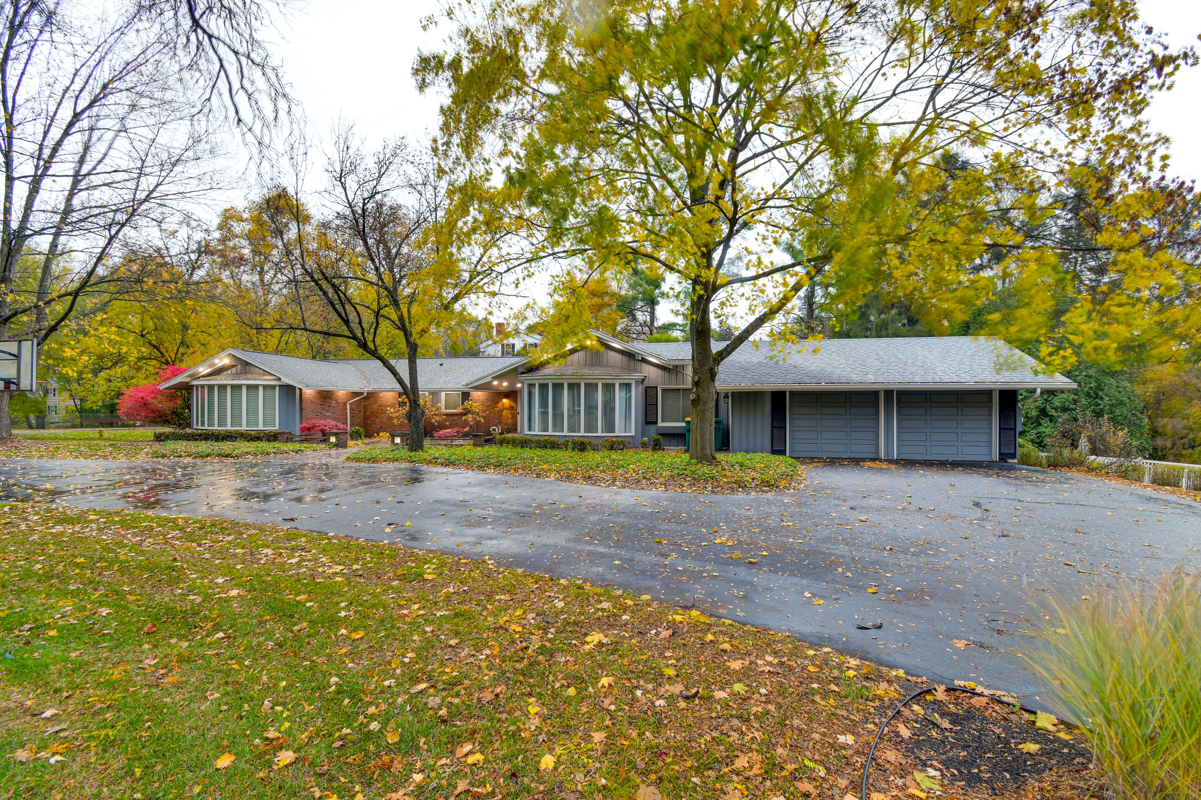 Parking | Garage (2 Vehicles) | Driveway (6 Vehicles) | RV/Trailer Allowed